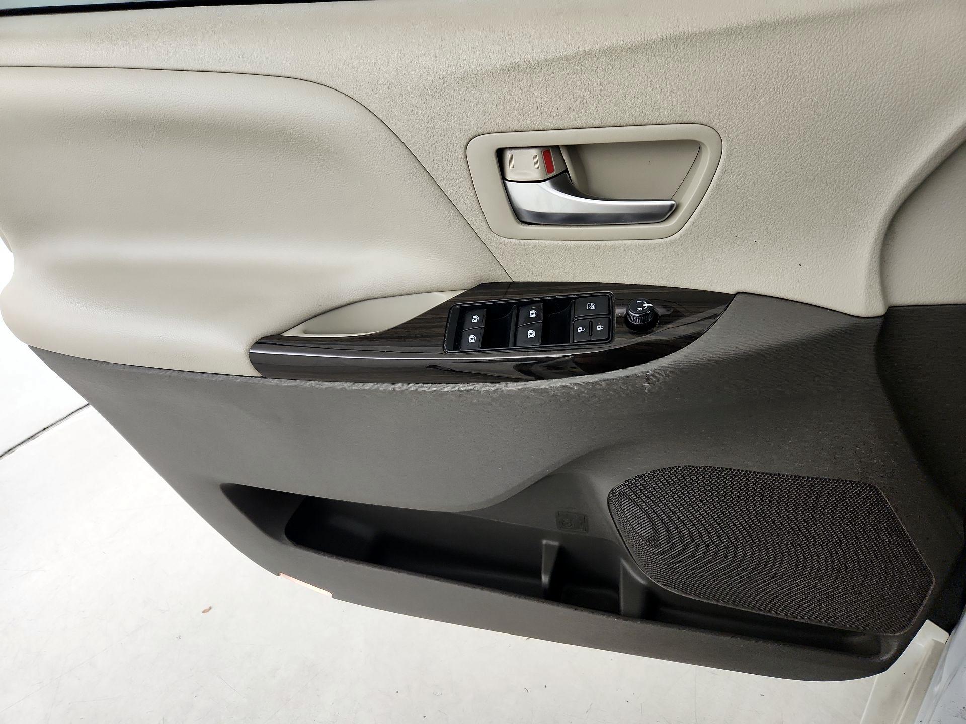 Thumbnail: 2017 Toyota Sienna - 12