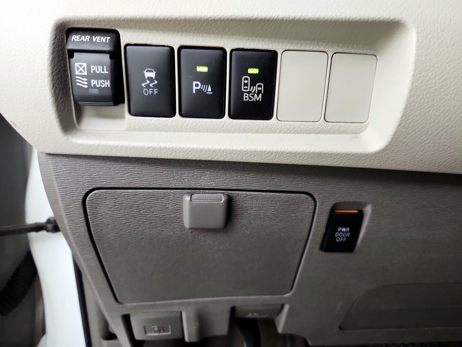 Thumbnail: 2017 Toyota Sienna - 13
