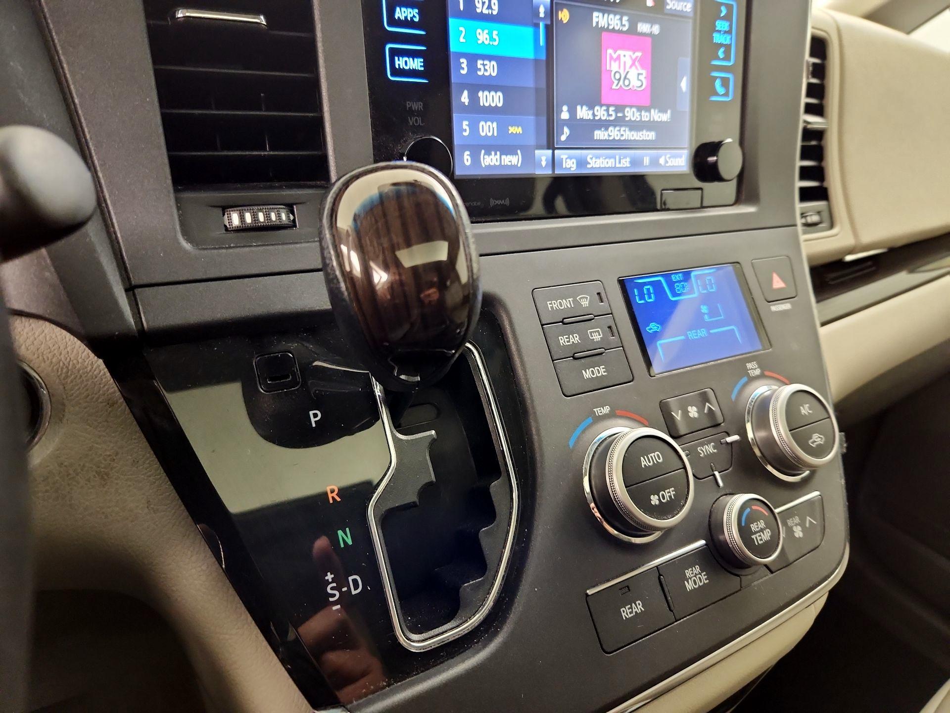 Thumbnail: 2017 Toyota Sienna - 18