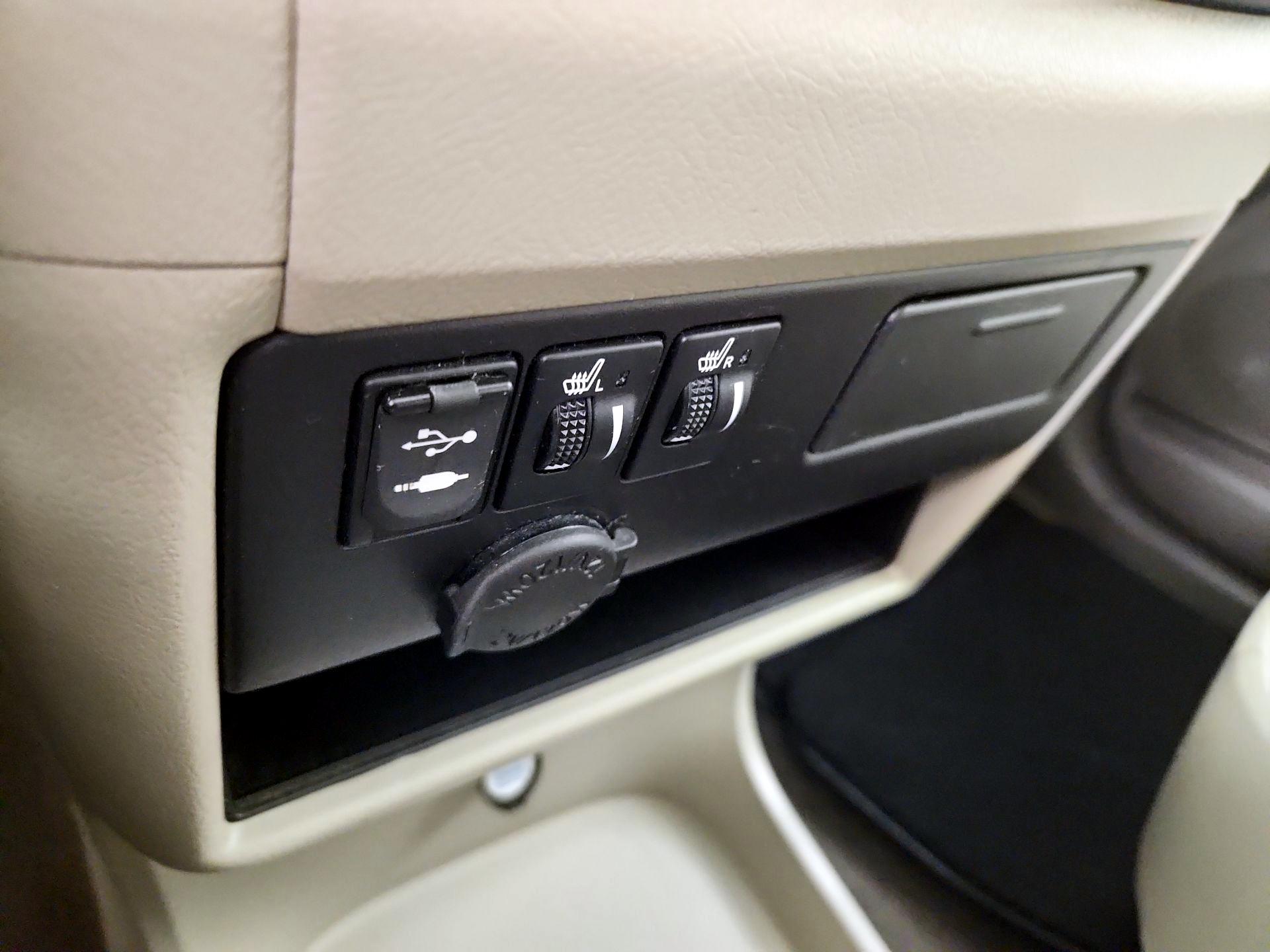 Thumbnail: 2017 Toyota Sienna - 19