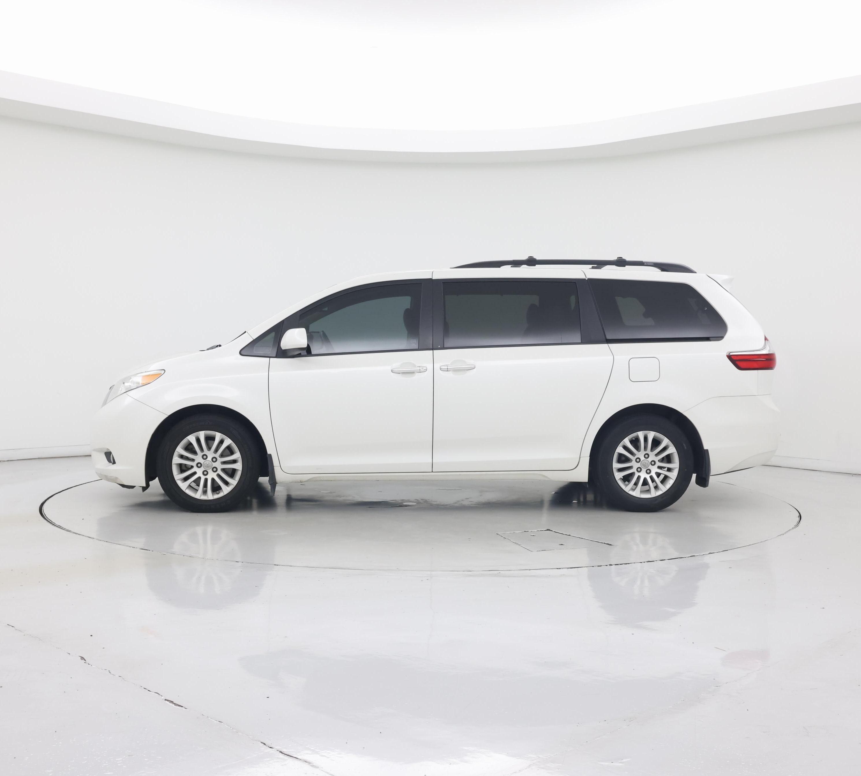 Thumbnail: 2017 Toyota Sienna - 3