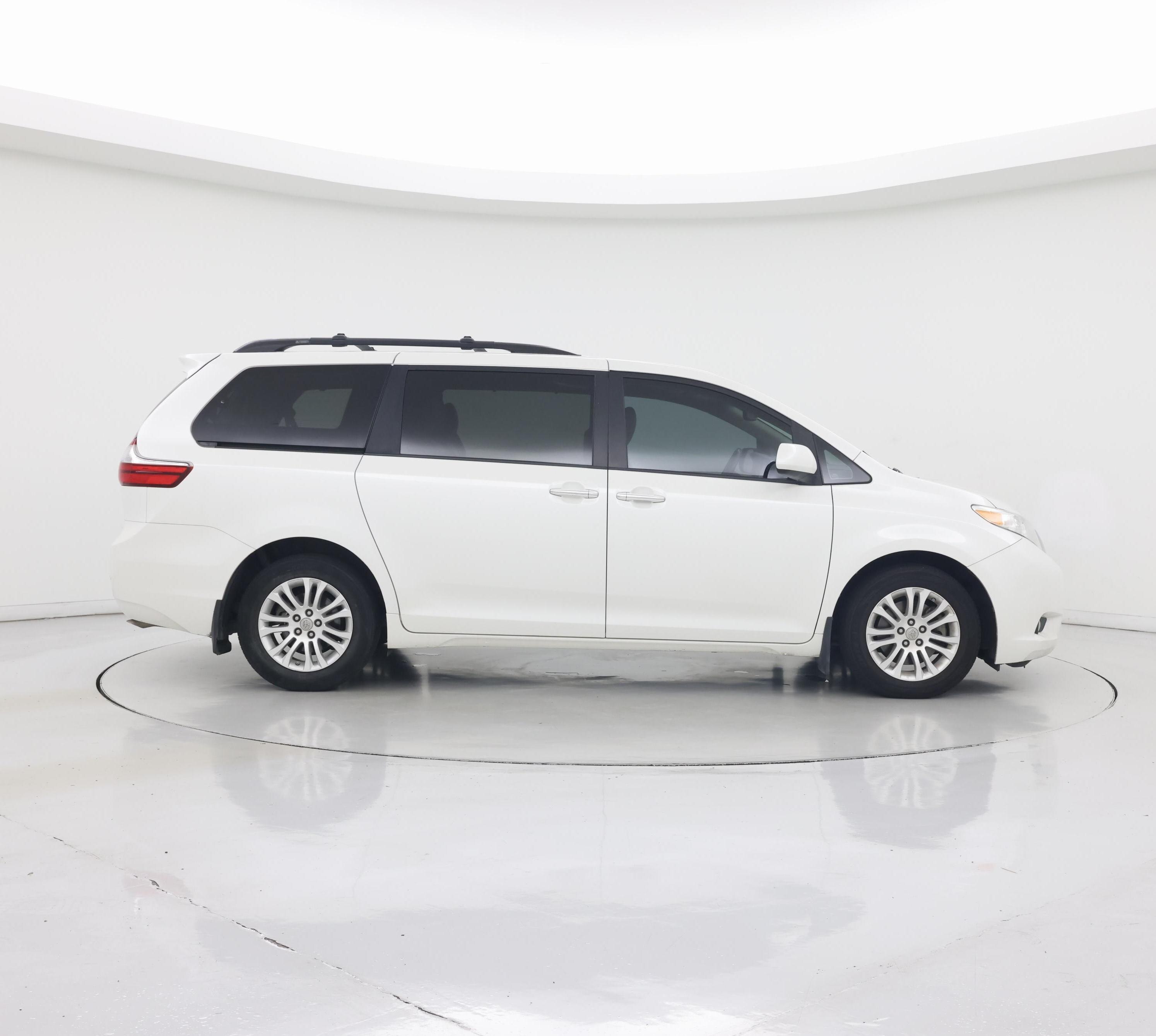 Thumbnail: 2017 Toyota Sienna - 7