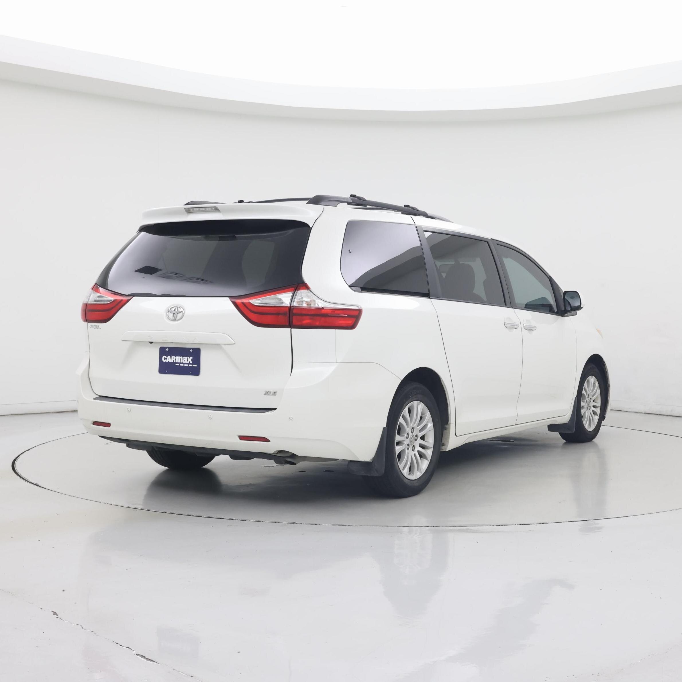 Thumbnail: 2017 Toyota Sienna - 8