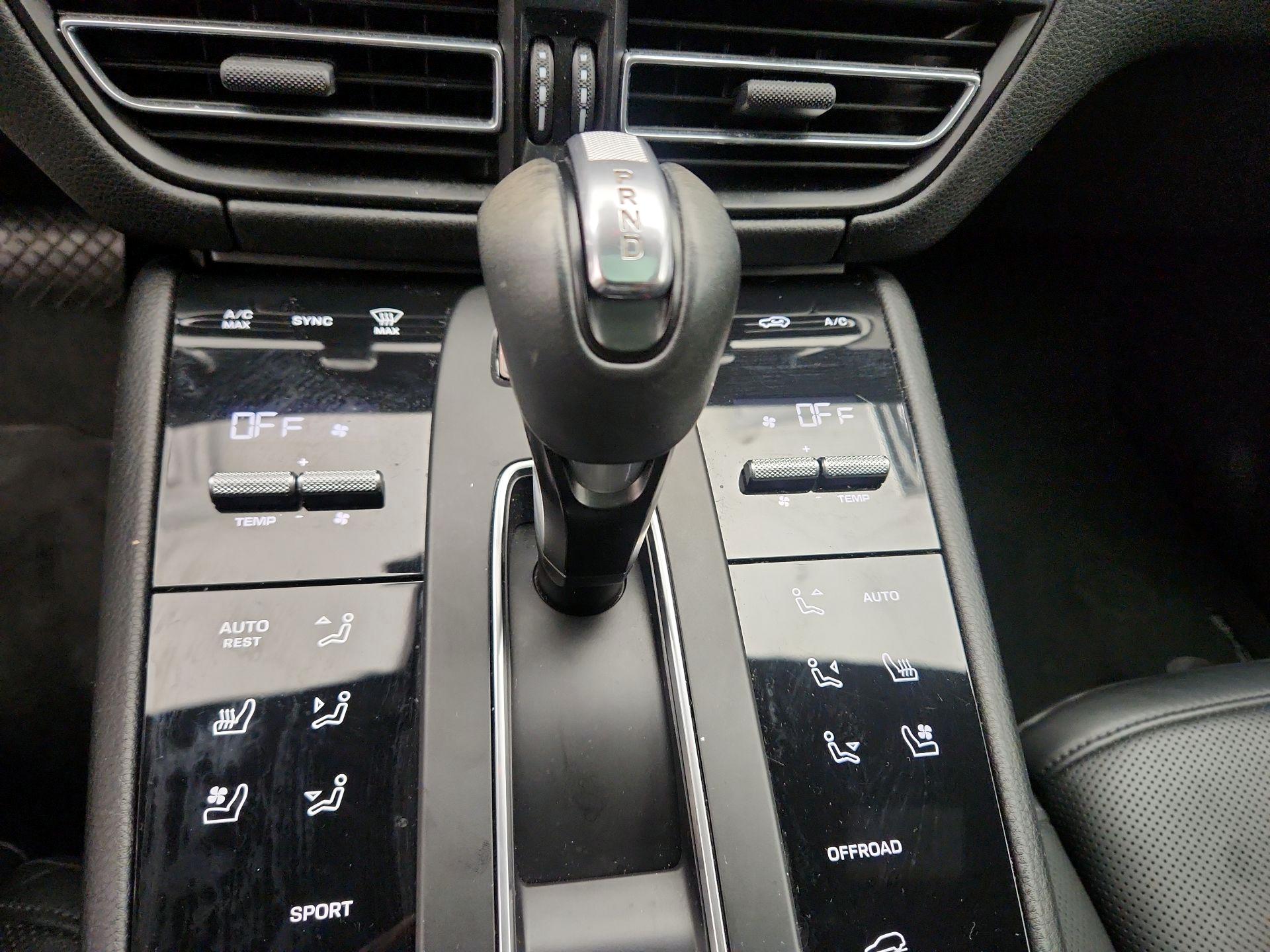 Thumbnail: 2022 Porsche Macan - 18