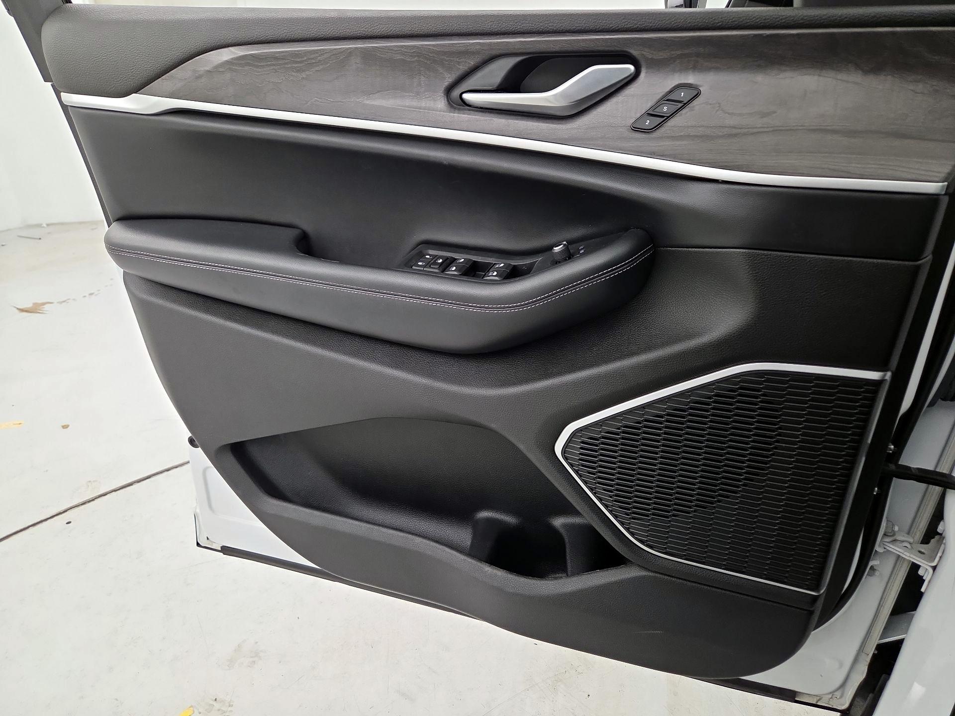 Thumbnail: 2022 Jeep Grand Cherokee - 12