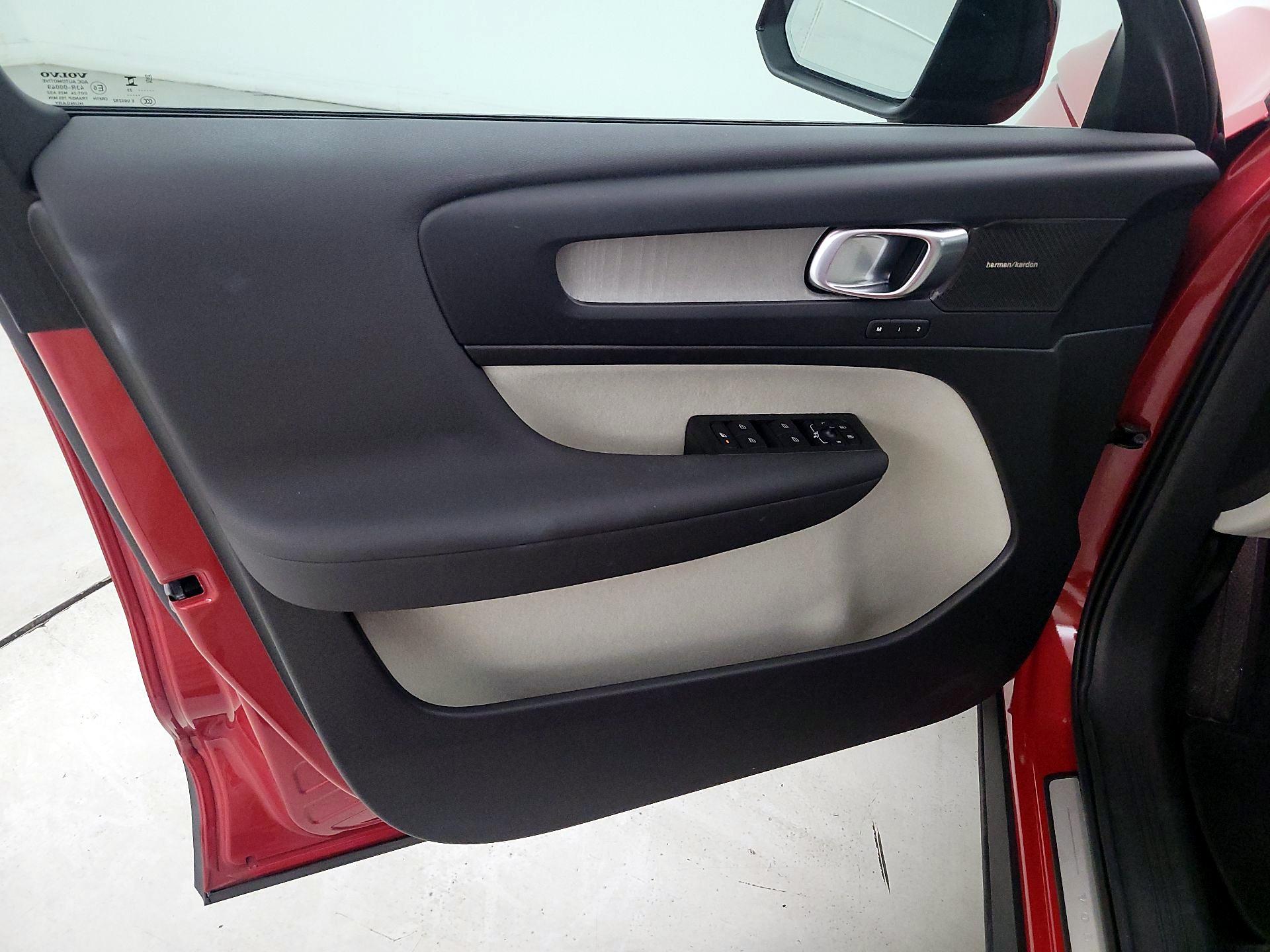 Thumbnail: 2023 Volvo XC40 - 12