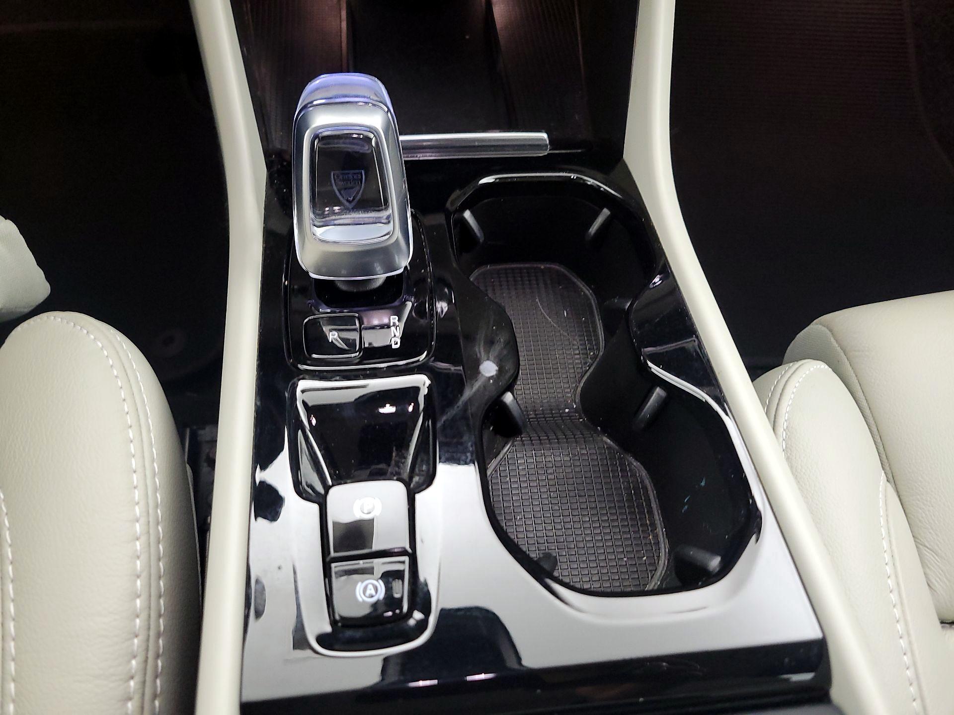 Thumbnail: 2023 Volvo XC40 - 17