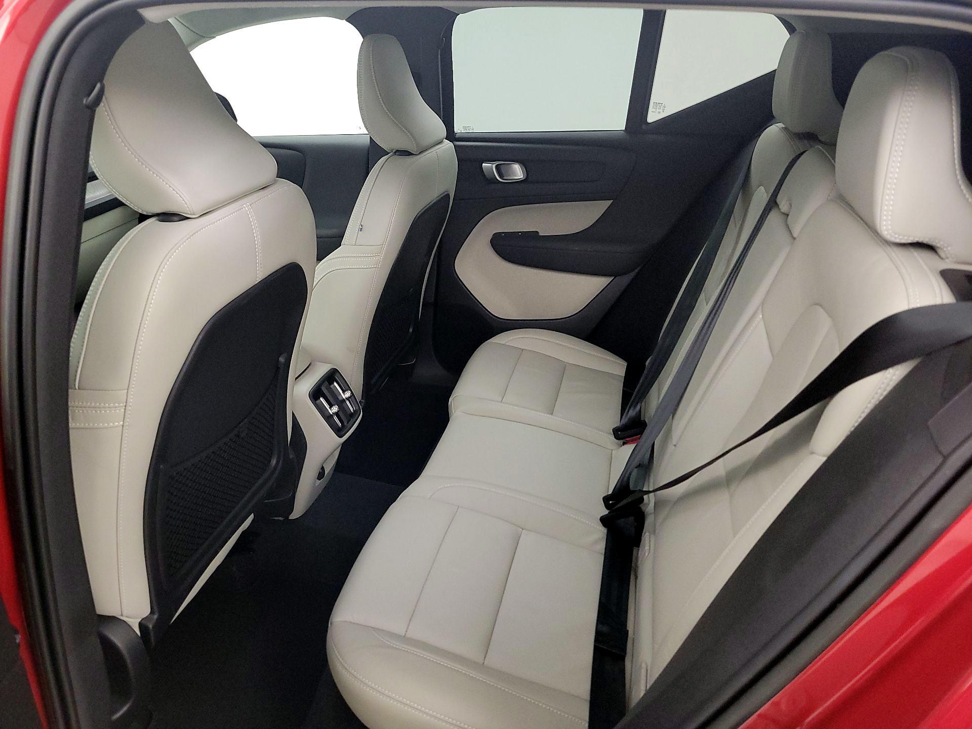 Thumbnail: 2023 Volvo XC40 - 20