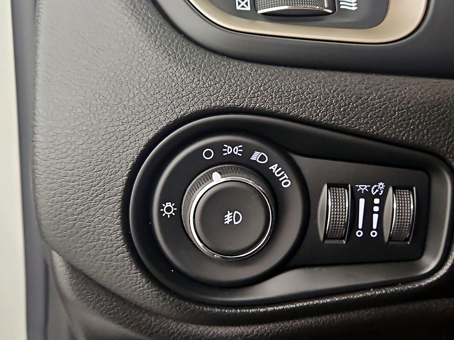 Thumbnail: 2017 Jeep Renegade - 13