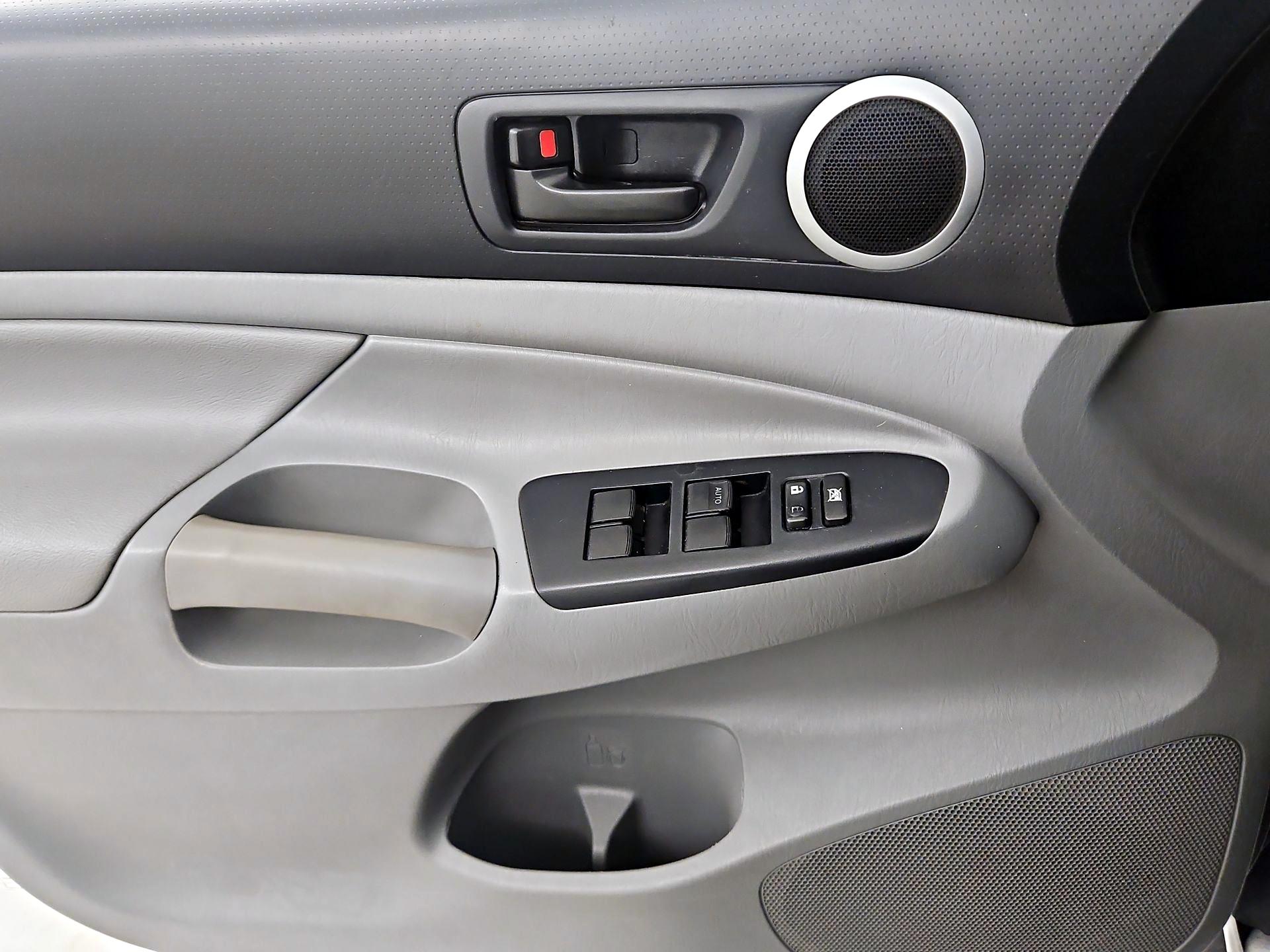 Thumbnail: 2015 Toyota Tacoma - 12