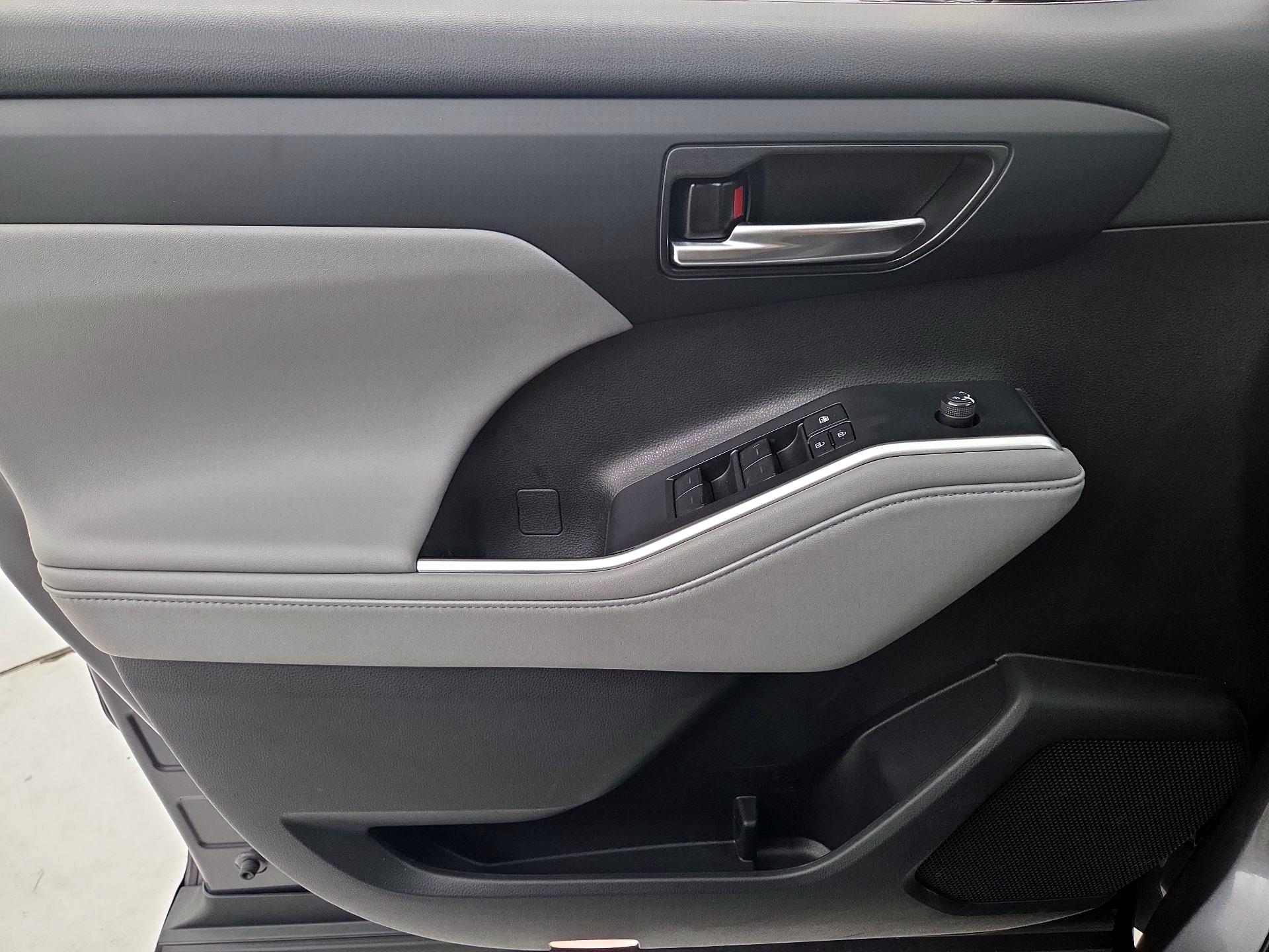 Thumbnail: 2022 Toyota Highlander - 12