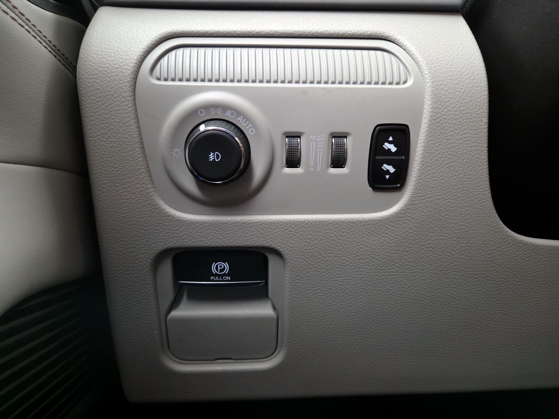 Thumbnail: 2022 Jeep Grand Wagoneer - 11