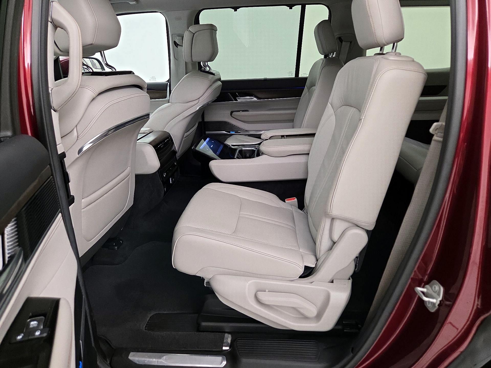 Thumbnail: 2022 Jeep Grand Wagoneer - 19