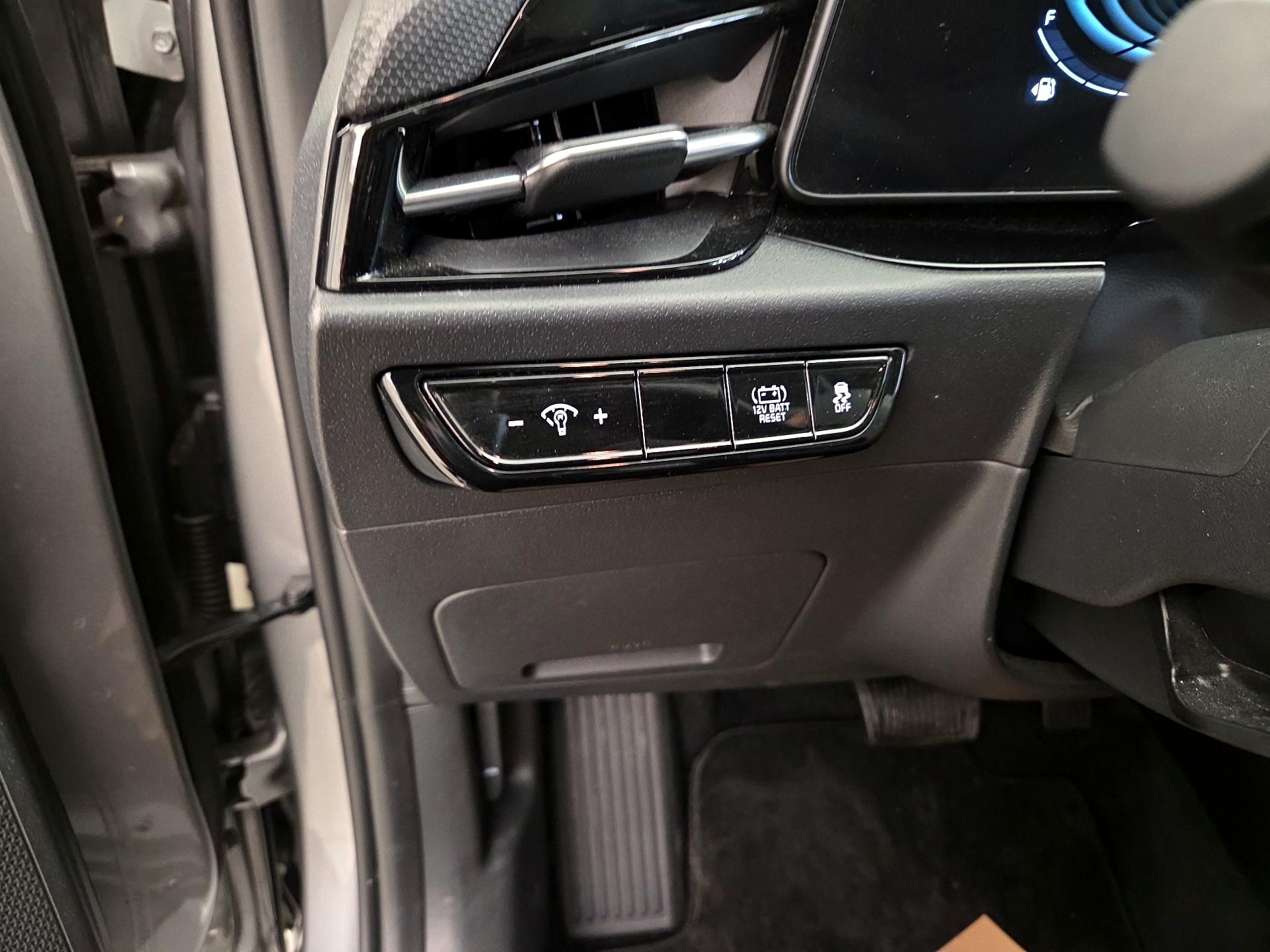 Thumbnail: 2023 Kia Niro - 13