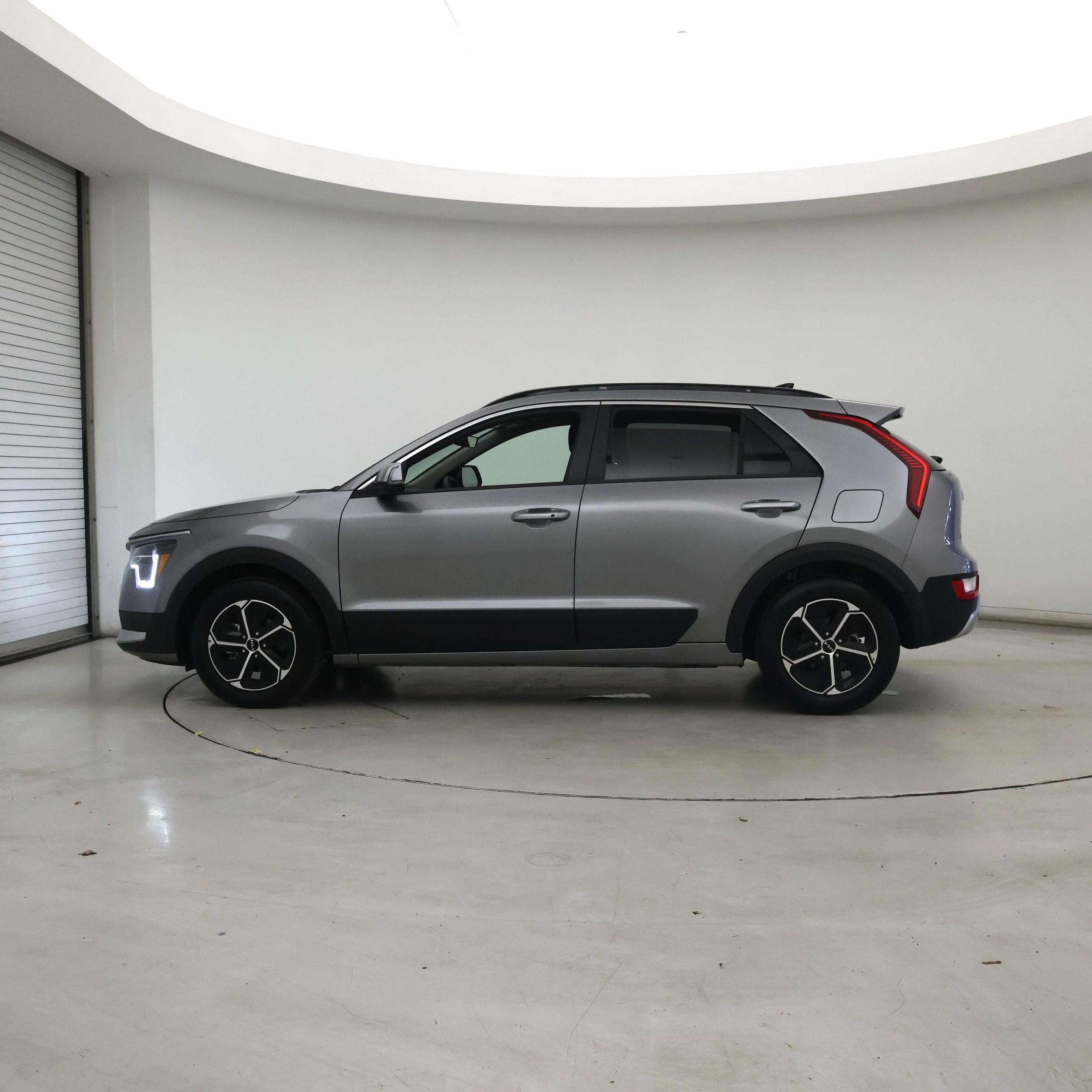 Thumbnail: 2023 Kia Niro - 3