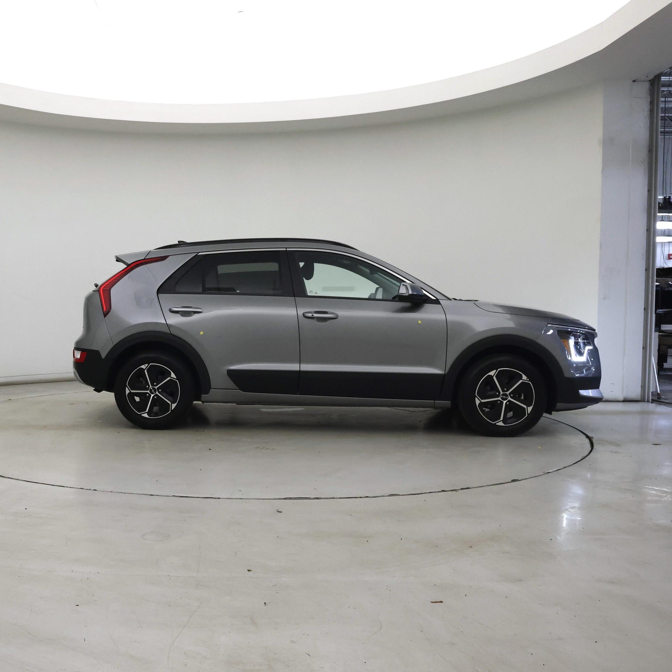 Thumbnail: 2023 Kia Niro - 7