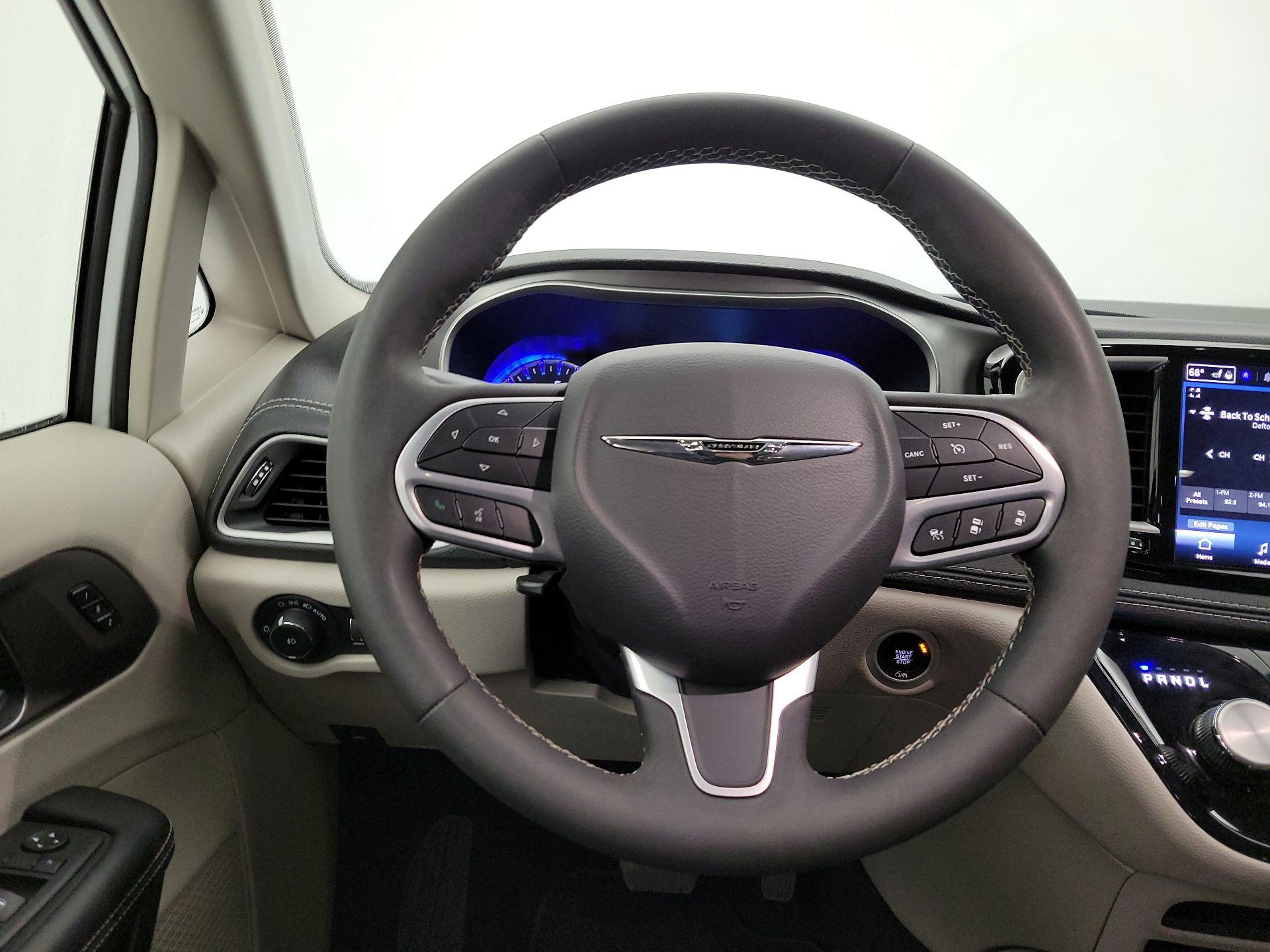 Thumbnail: 2023 Chrysler Pacifica - 10