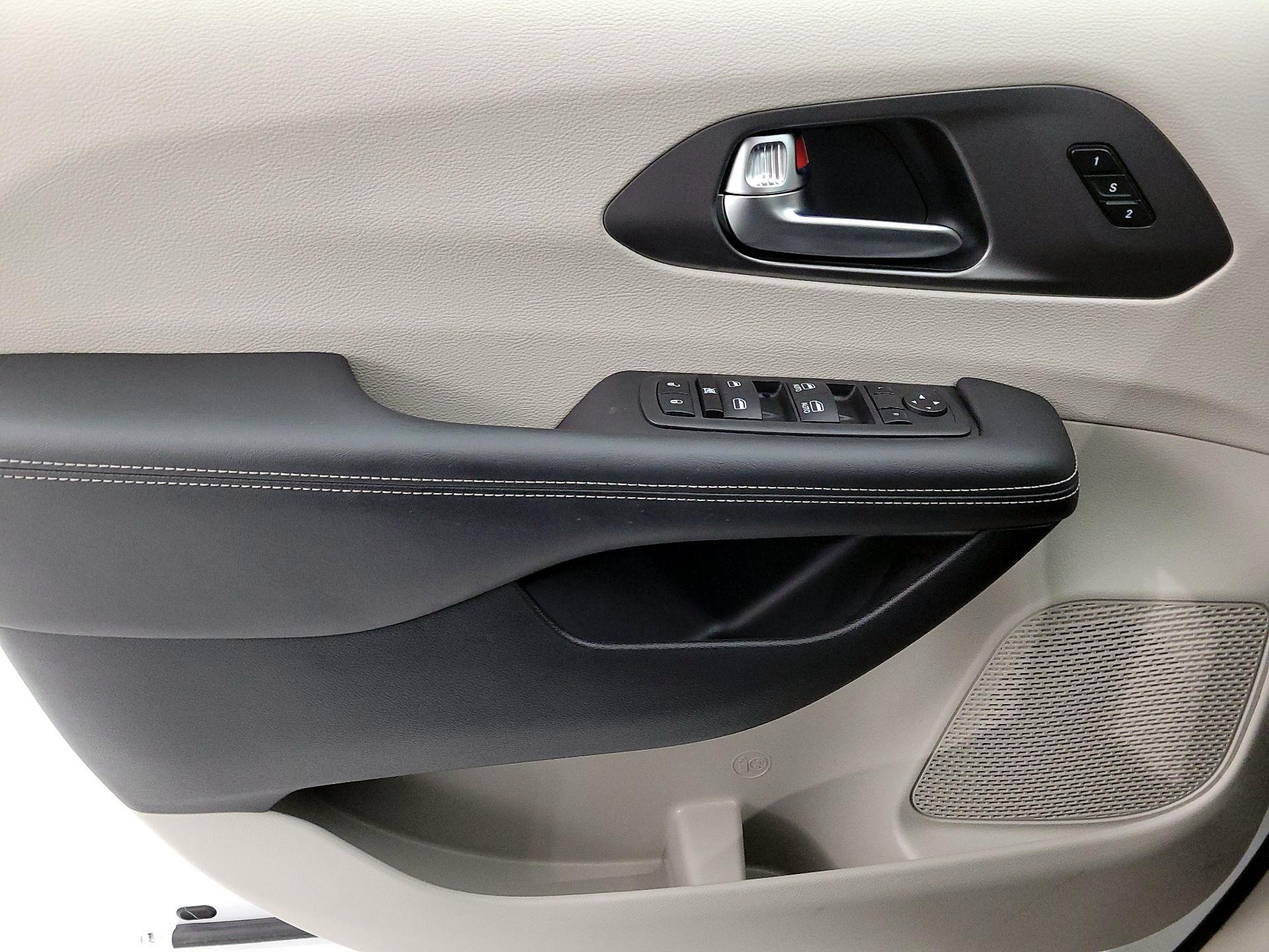 Thumbnail: 2023 Chrysler Pacifica - 12