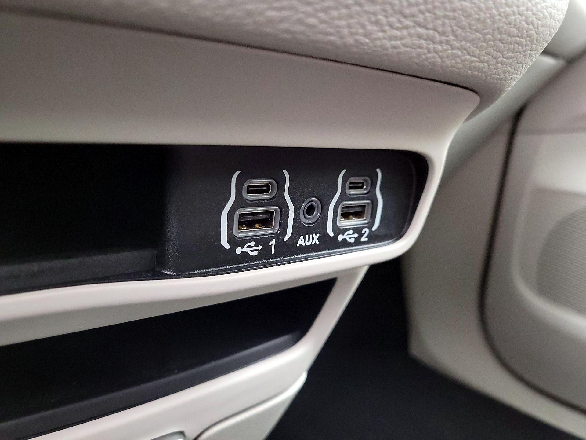 Thumbnail: 2023 Chrysler Pacifica - 18