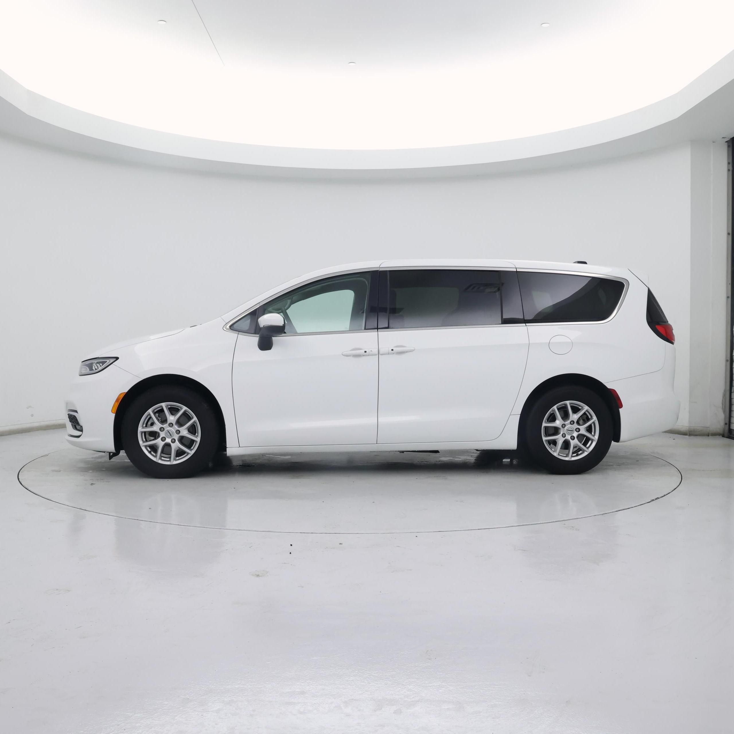 Thumbnail: 2023 Chrysler Pacifica - 3