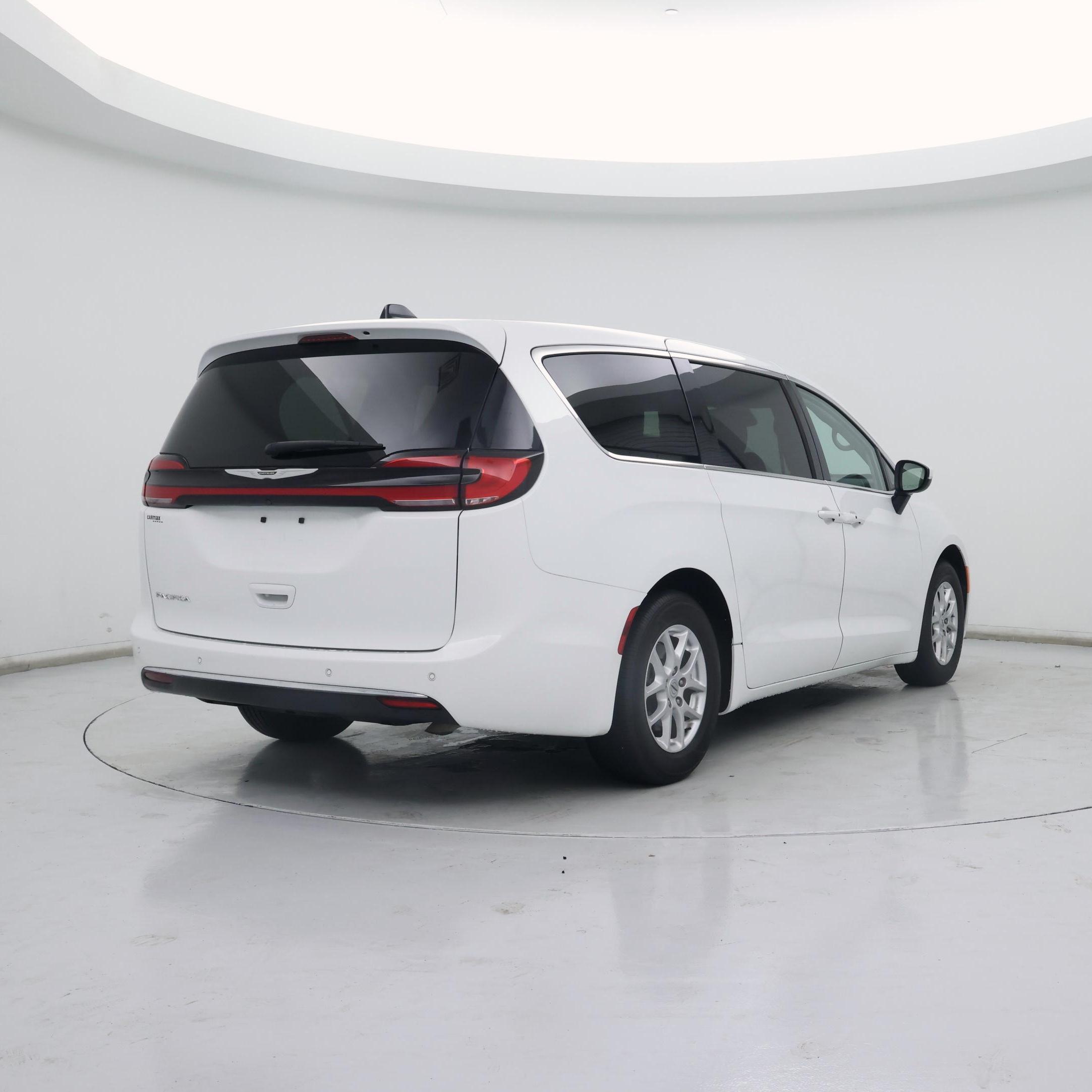 Thumbnail: 2023 Chrysler Pacifica - 8