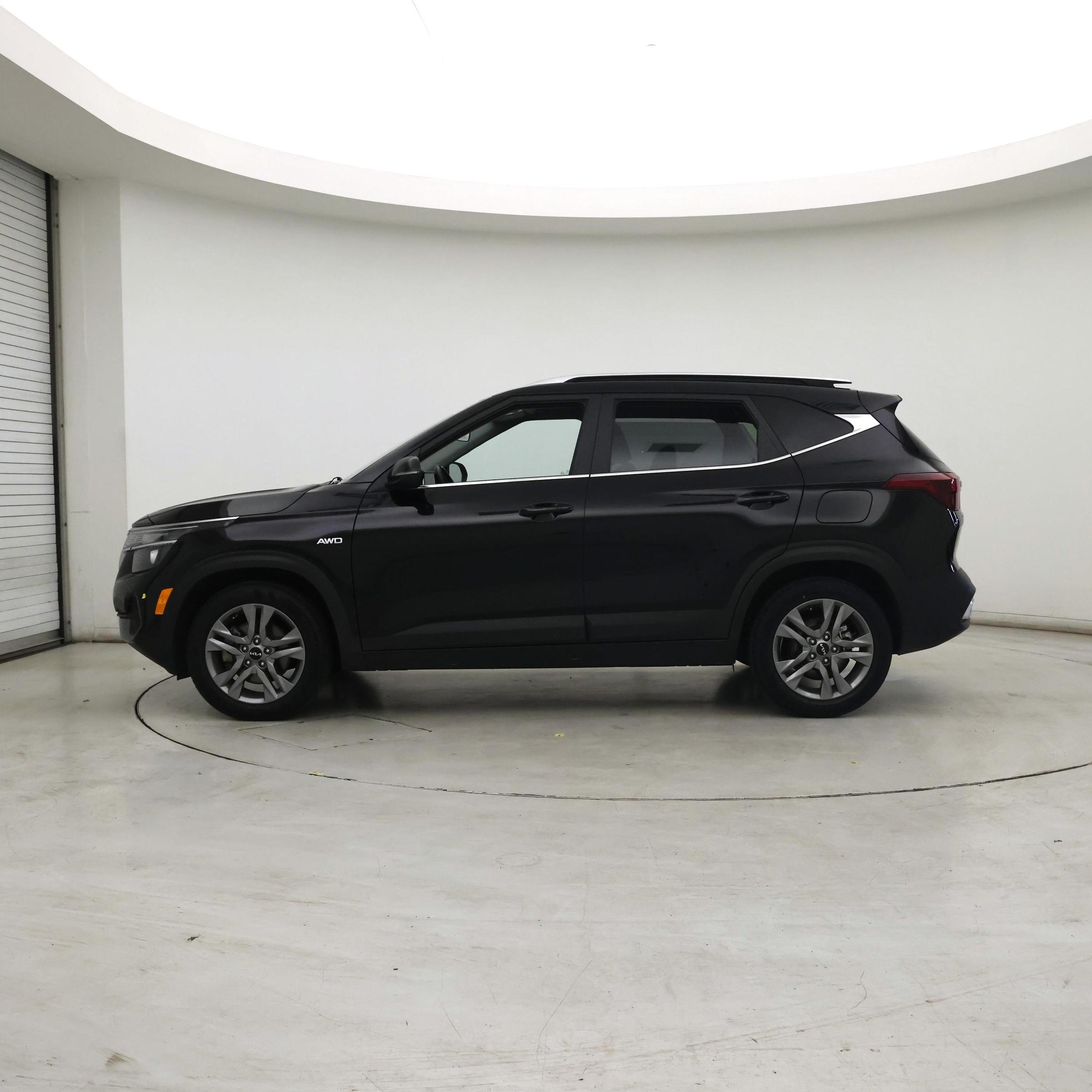 Thumbnail: 2023 Kia Seltos - 3