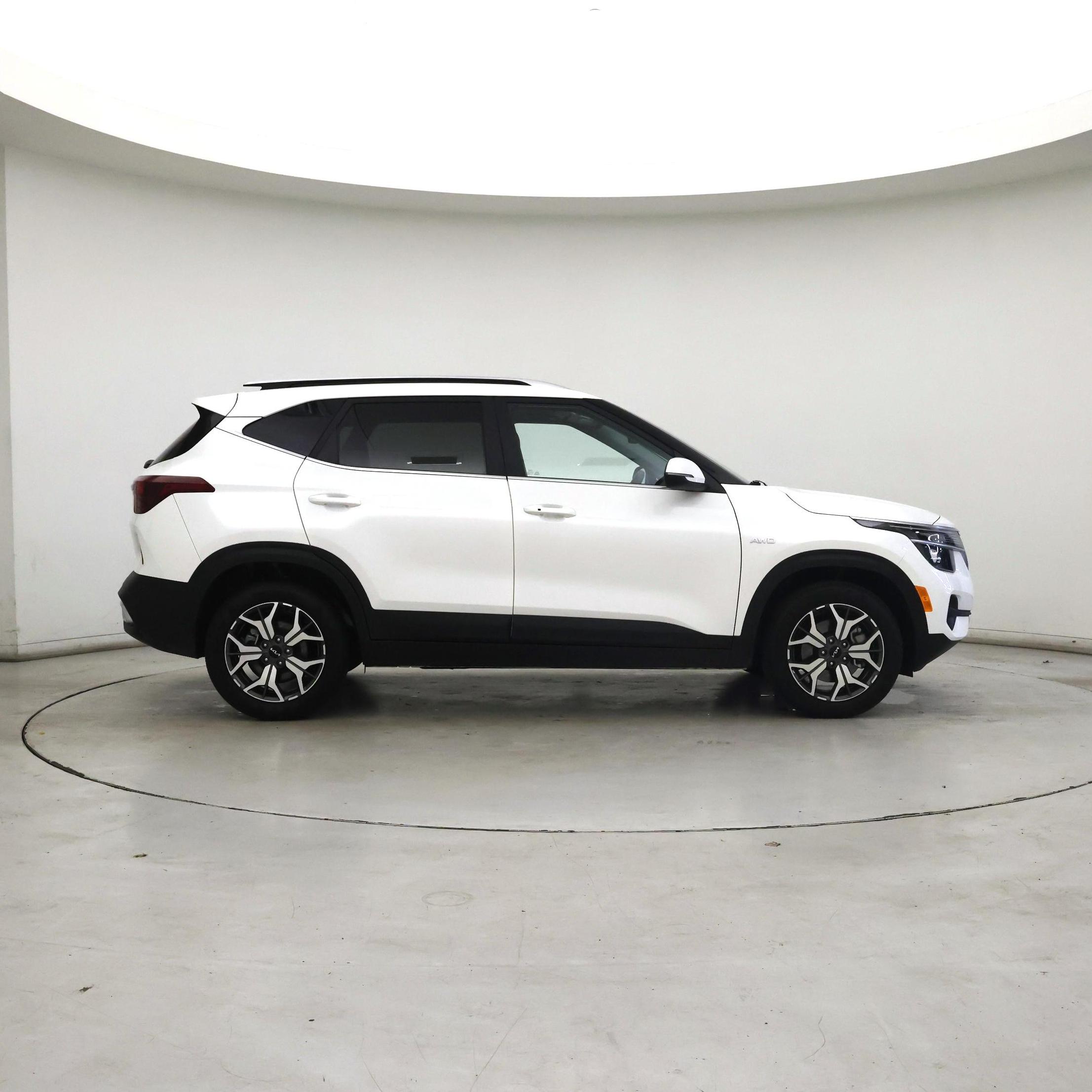 Thumbnail: 2023 Kia Seltos - 7