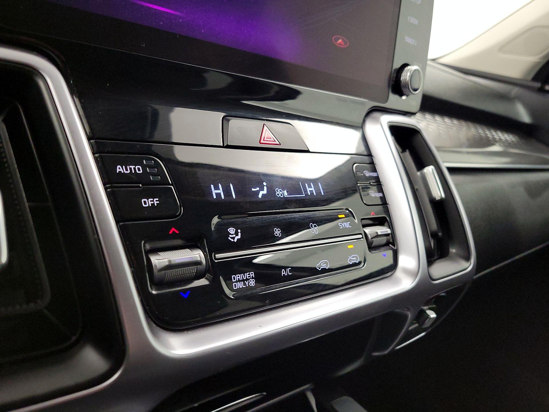 Thumbnail: 2023 Kia Sorento - 17