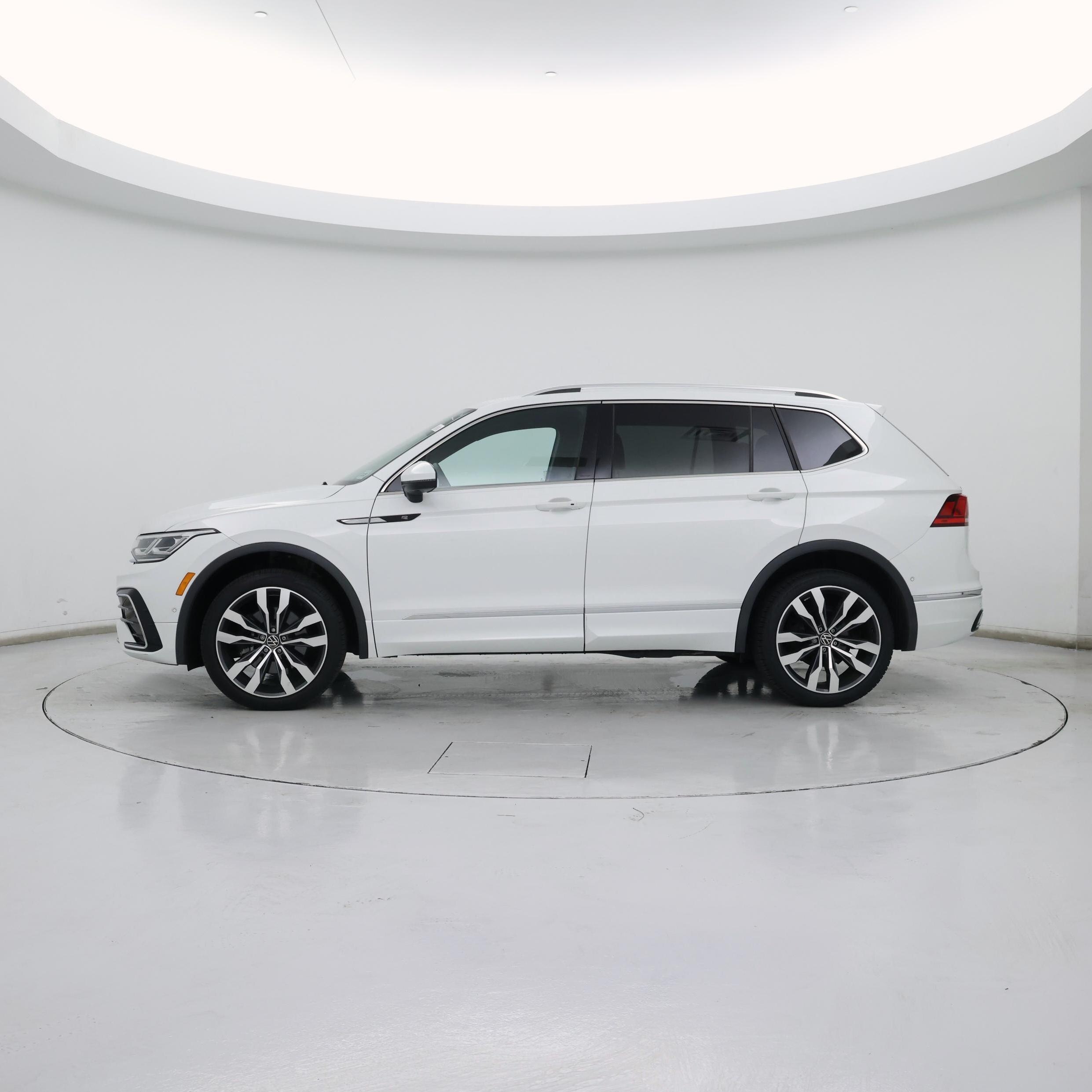 Thumbnail: 2022 Volkswagen Tiguan - 3