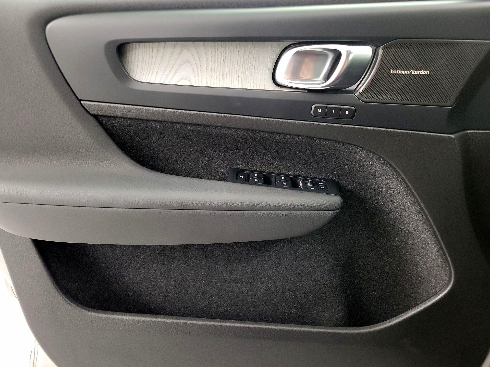 Thumbnail: 2023 Volvo XC40 - 12