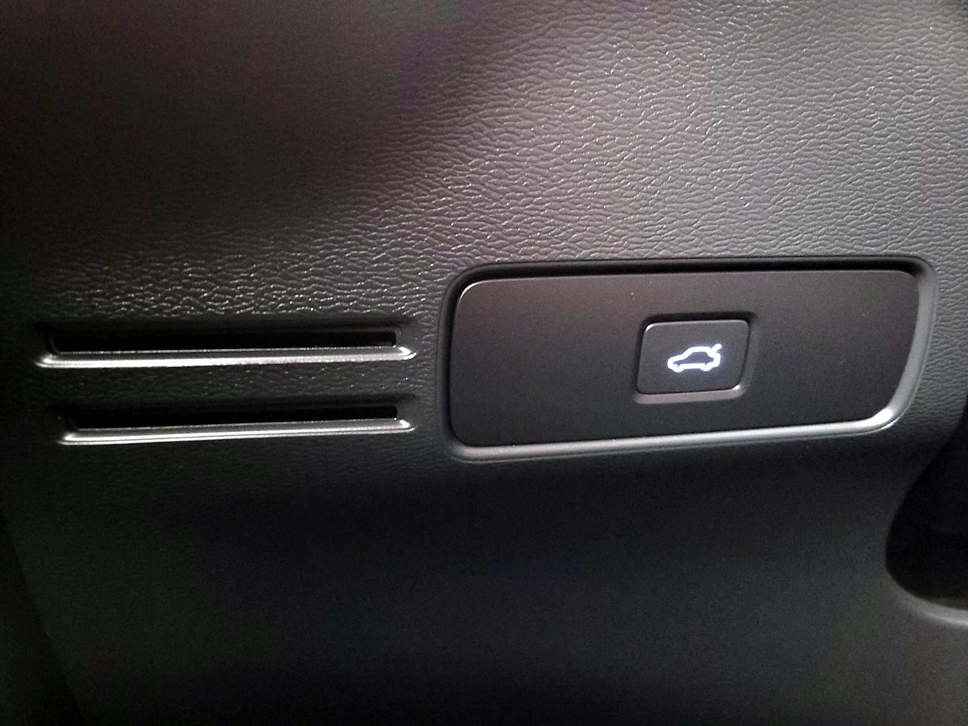 Thumbnail: 2023 Volvo XC40 - 13