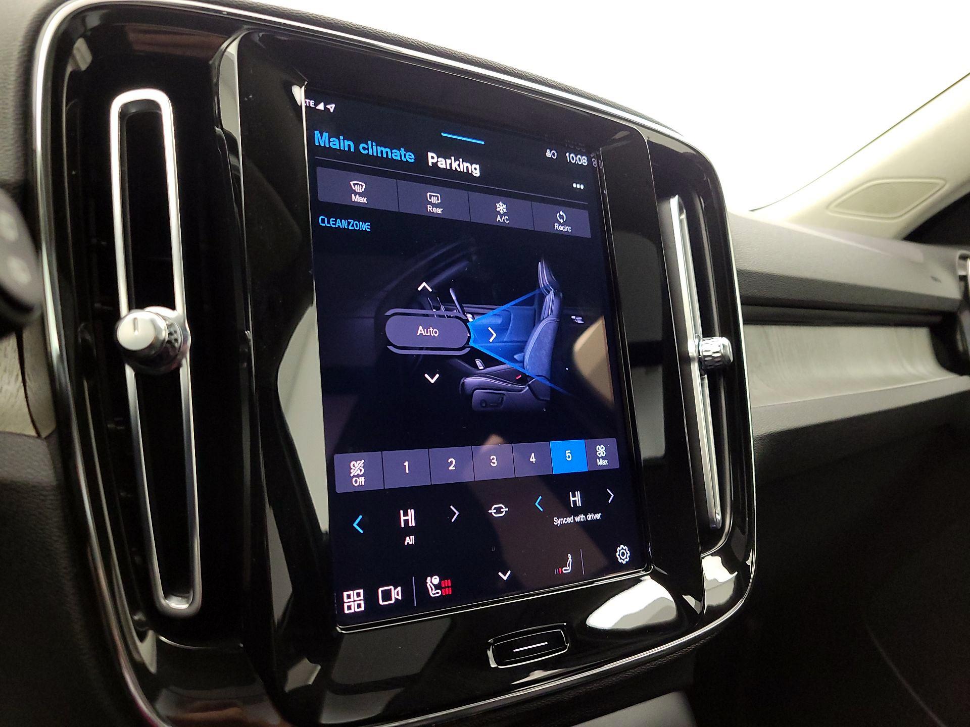 Thumbnail: 2023 Volvo XC40 - 17