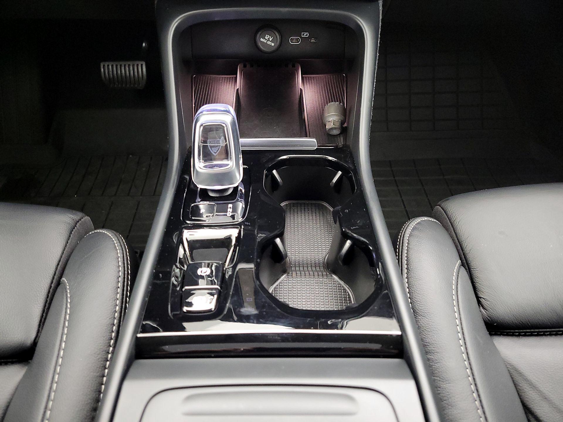 Thumbnail: 2023 Volvo XC40 - 18