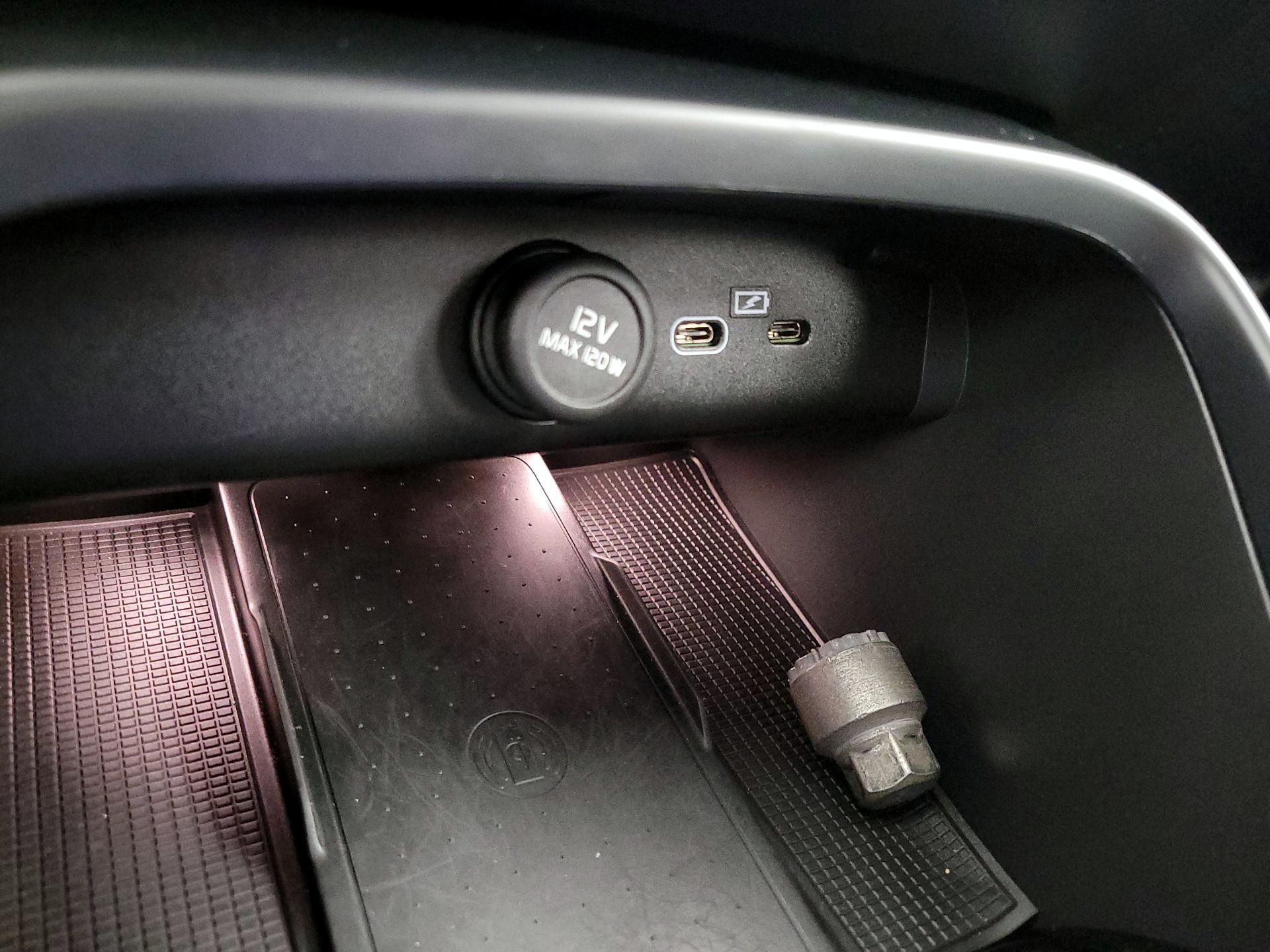 Thumbnail: 2023 Volvo XC40 - 19