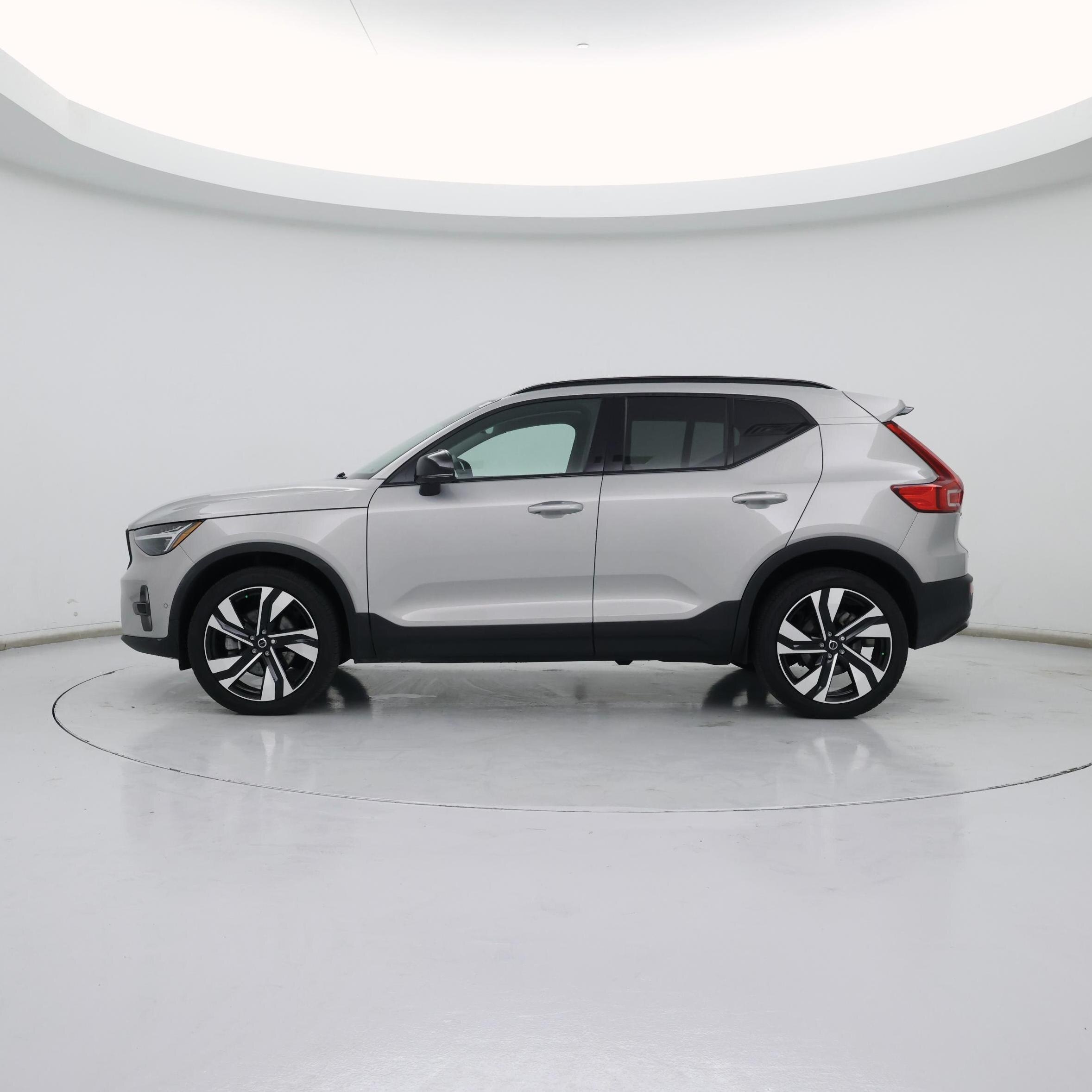 Thumbnail: 2023 Volvo XC40 - 3