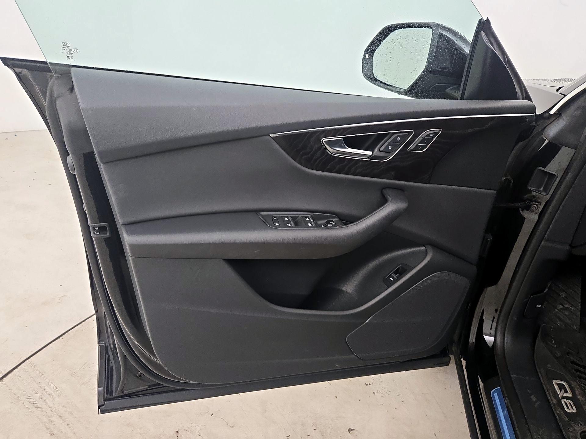 Thumbnail: 2023 Audi Q8 - 12