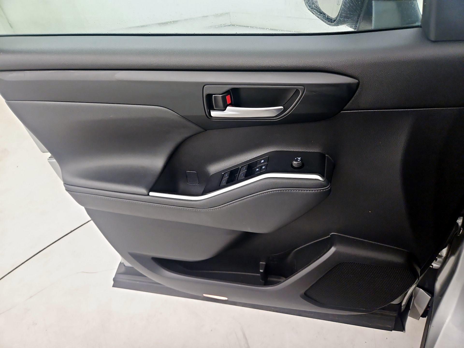Thumbnail: 2021 Toyota Highlander - 12
