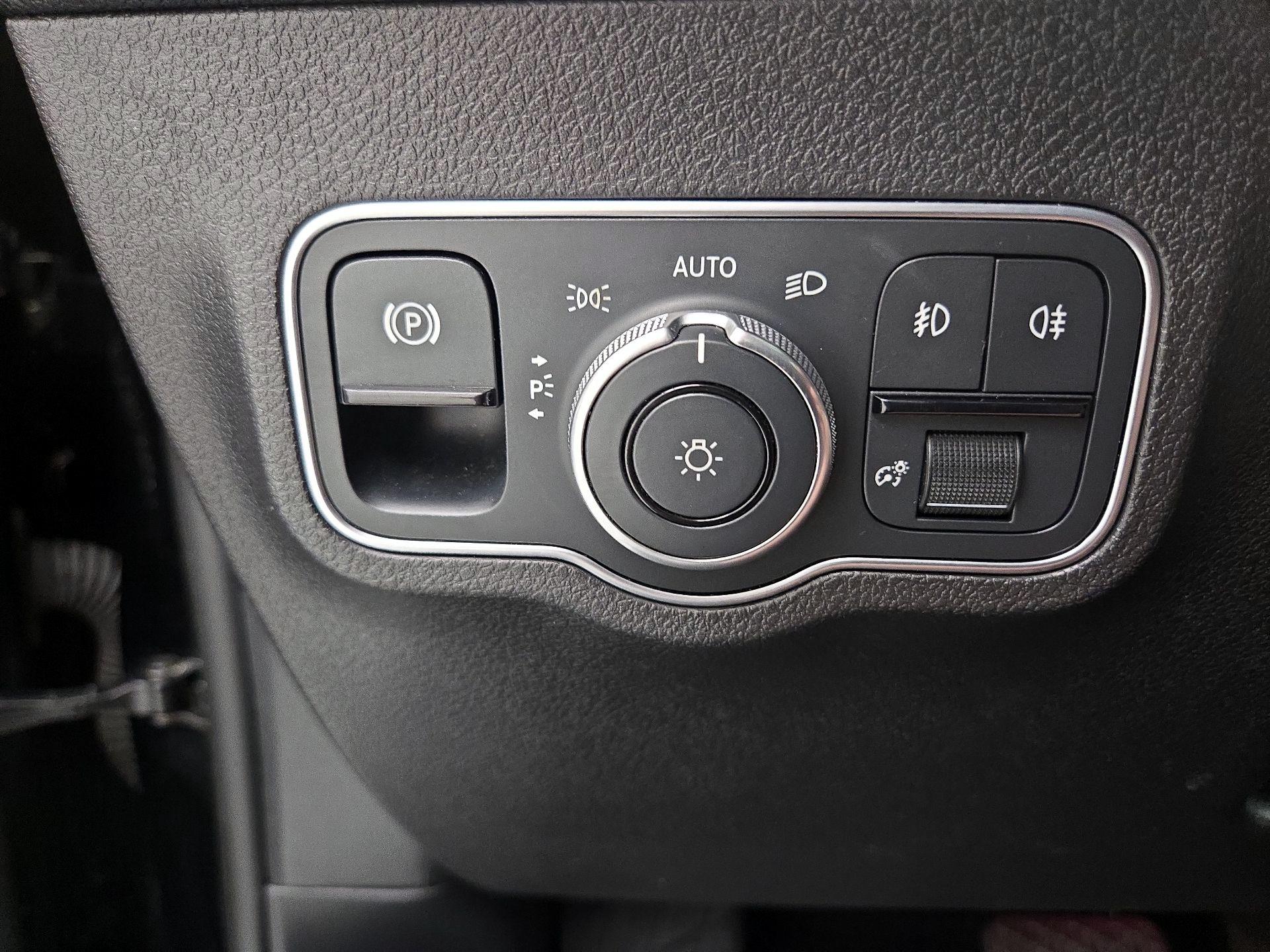 Thumbnail: 2022 Mercedes-Benz GLB - 13