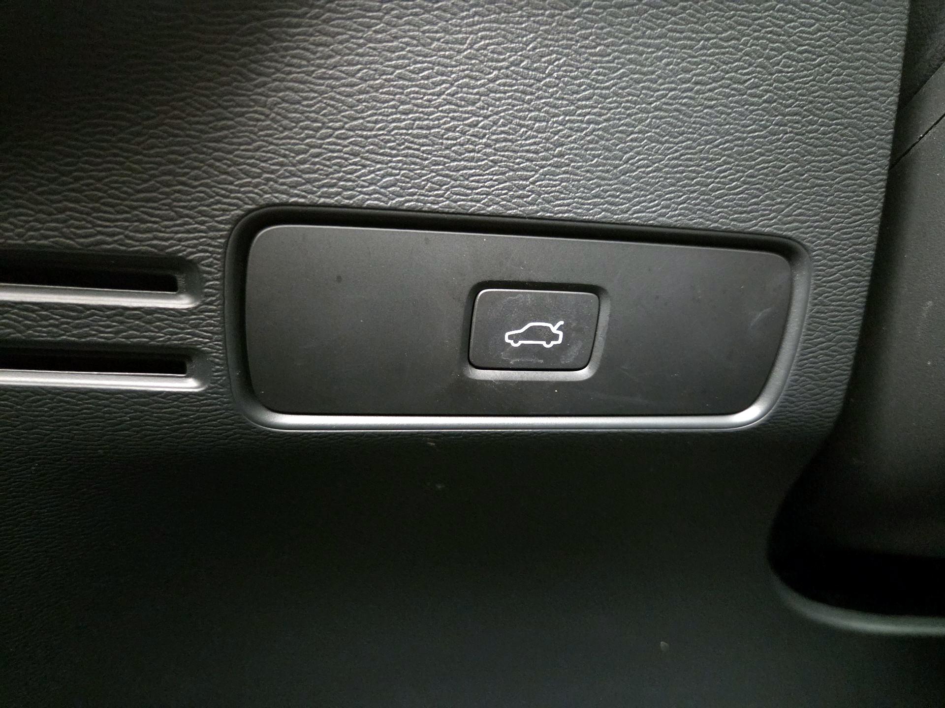 Thumbnail: 2023 Volvo XC40 - 13