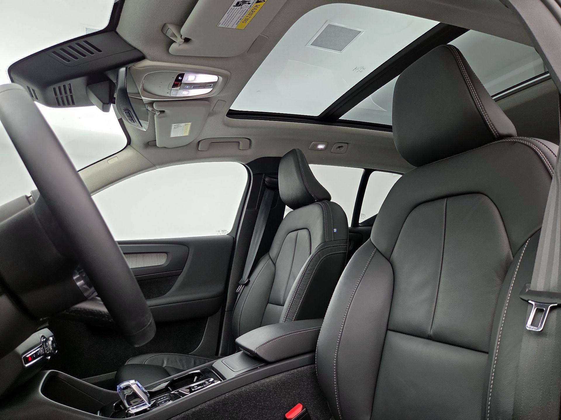 Thumbnail: 2023 Volvo XC40 - 19