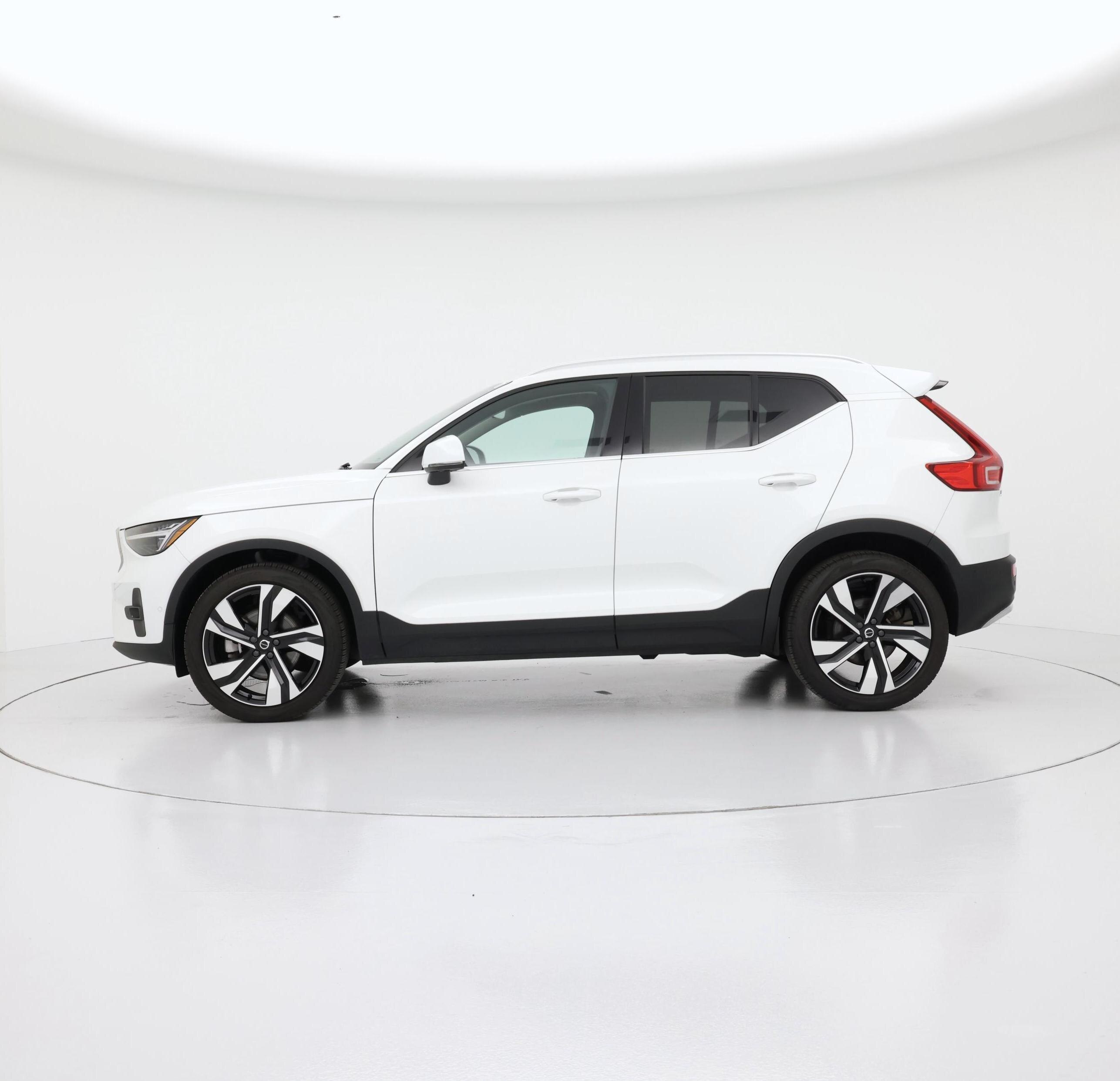 Thumbnail: 2023 Volvo XC40 - 3