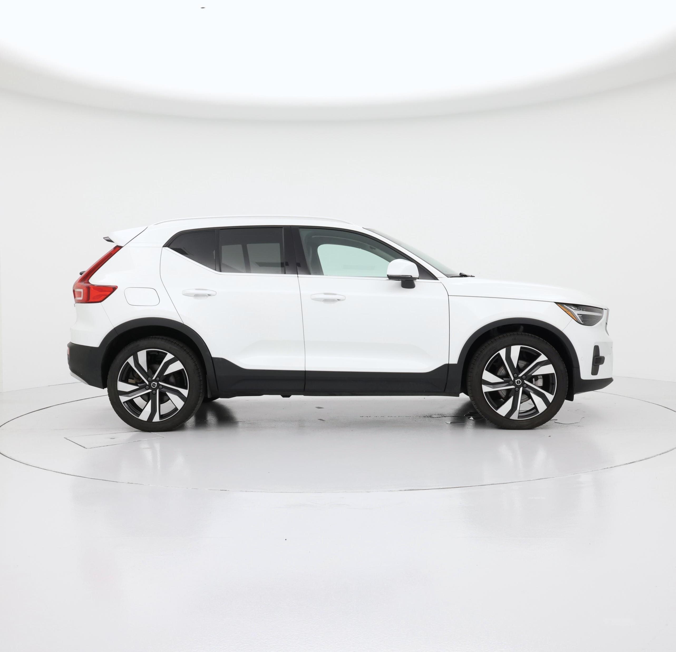Thumbnail: 2023 Volvo XC40 - 7