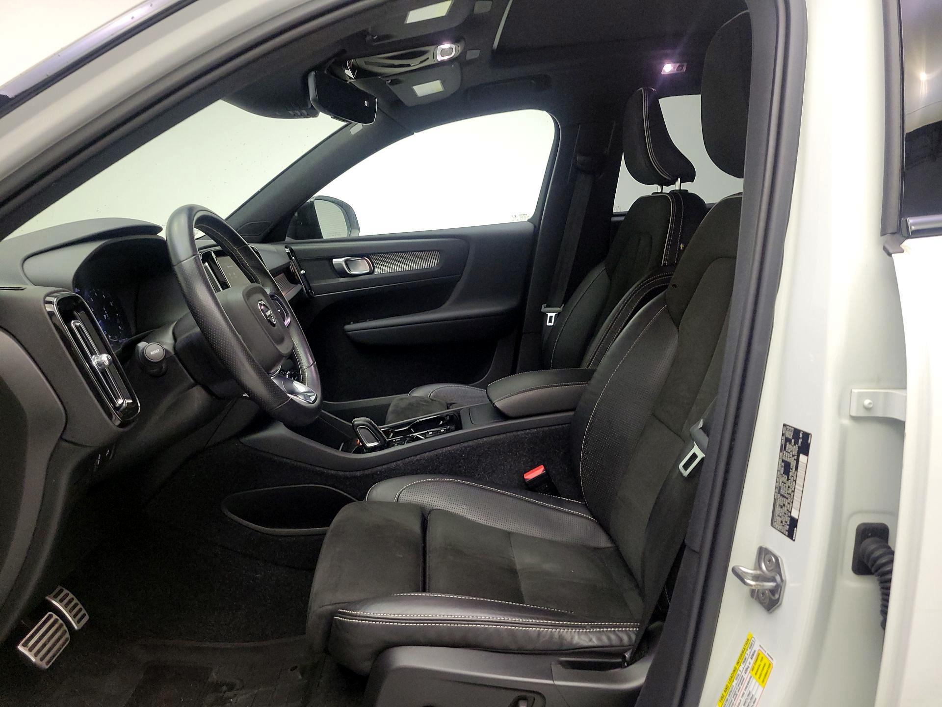 Thumbnail: 2021 Volvo XC40 - 9