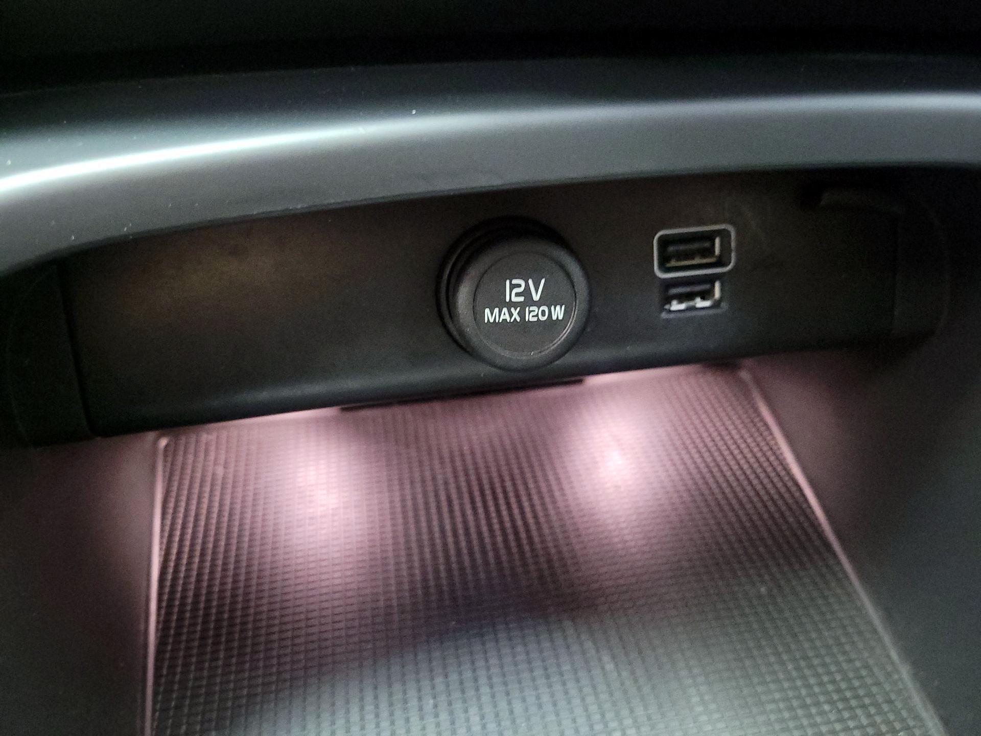 Thumbnail: 2021 Volvo XC40 - 17