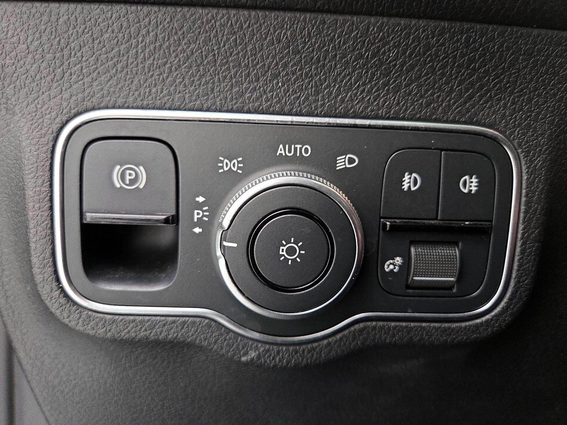 Thumbnail: 2023 Mercedes-Benz GLB - 13