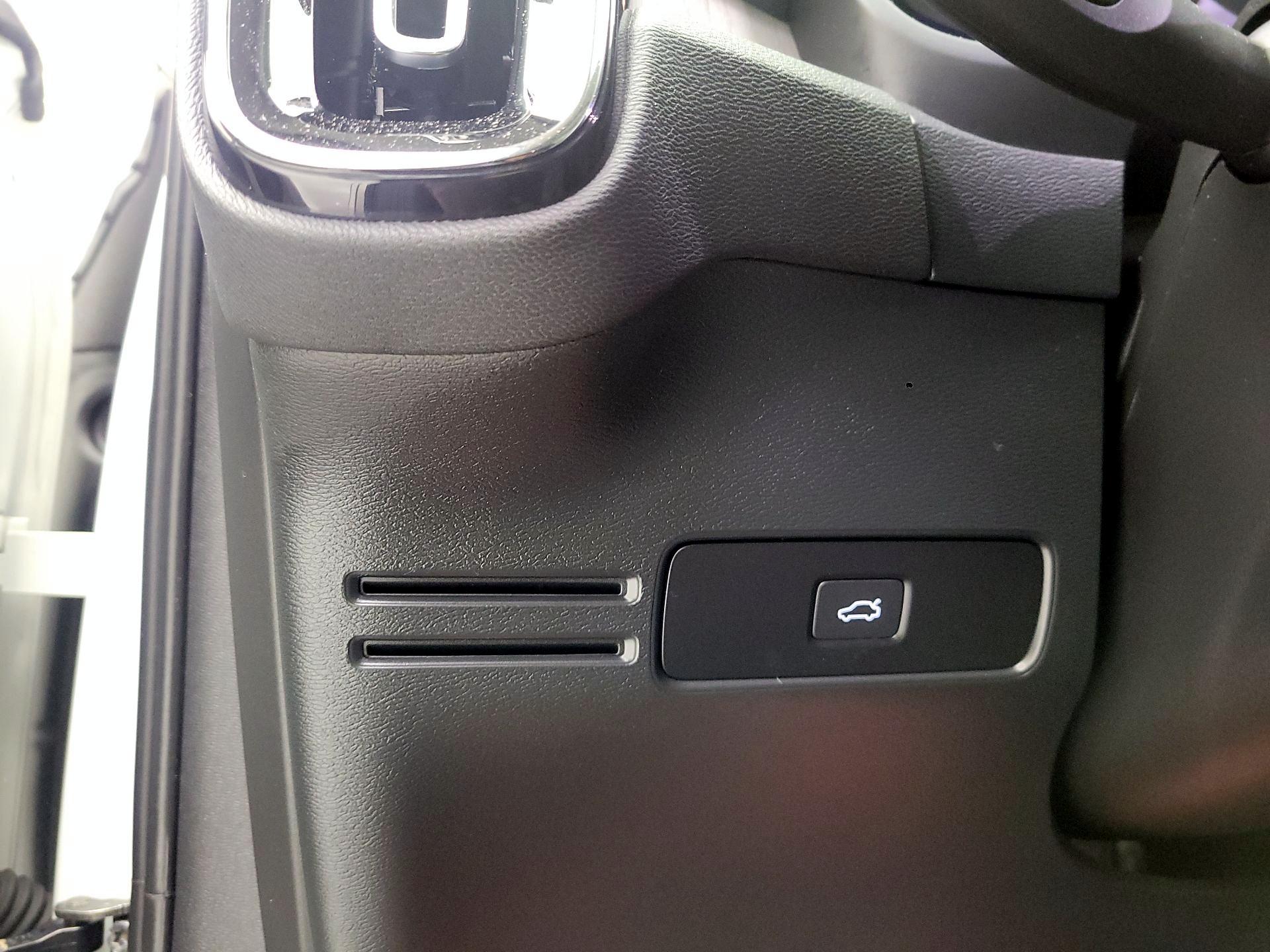 Thumbnail: 2024 Volvo XC40 - 11