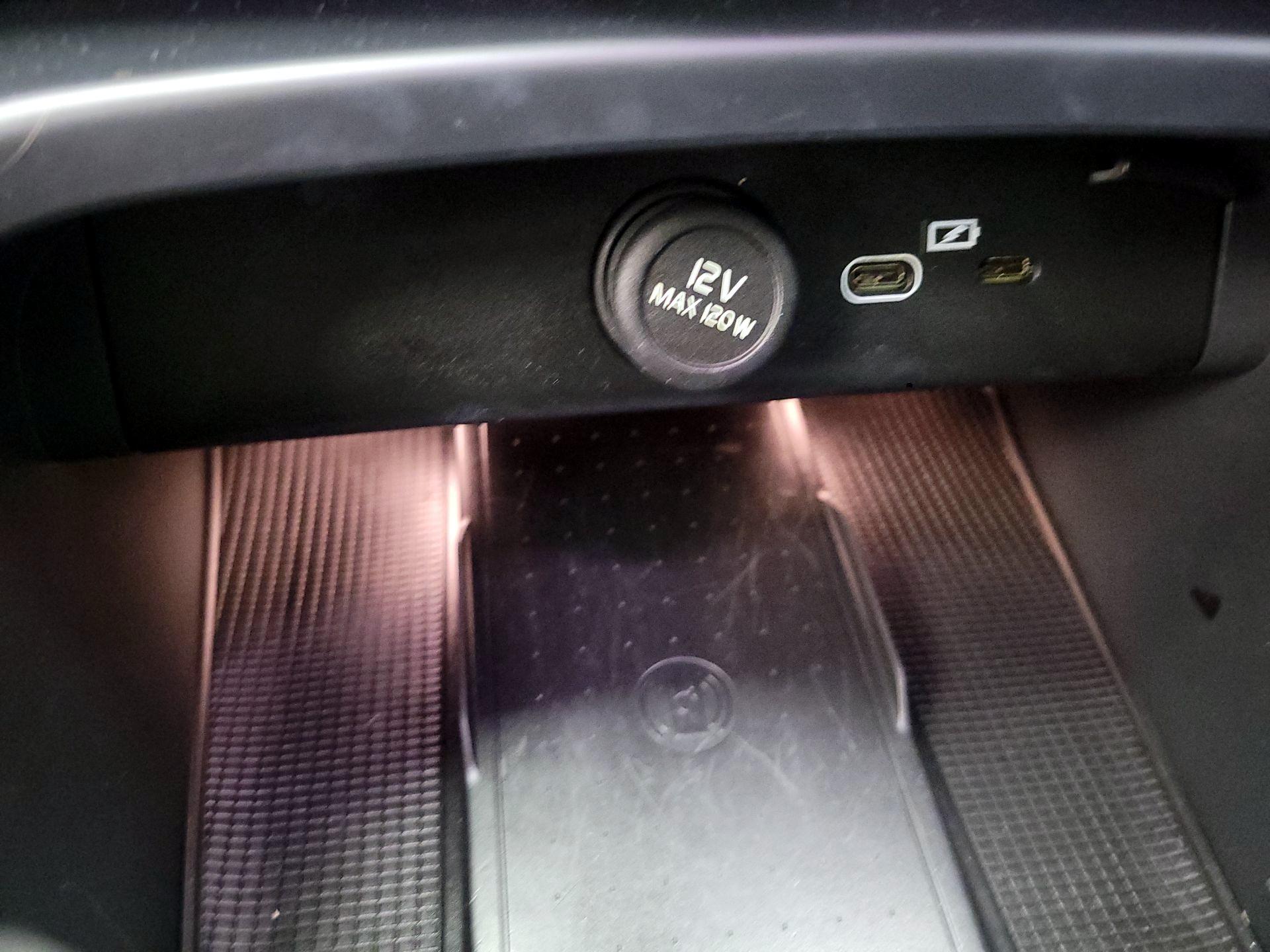 Thumbnail: 2024 Volvo XC40 - 16