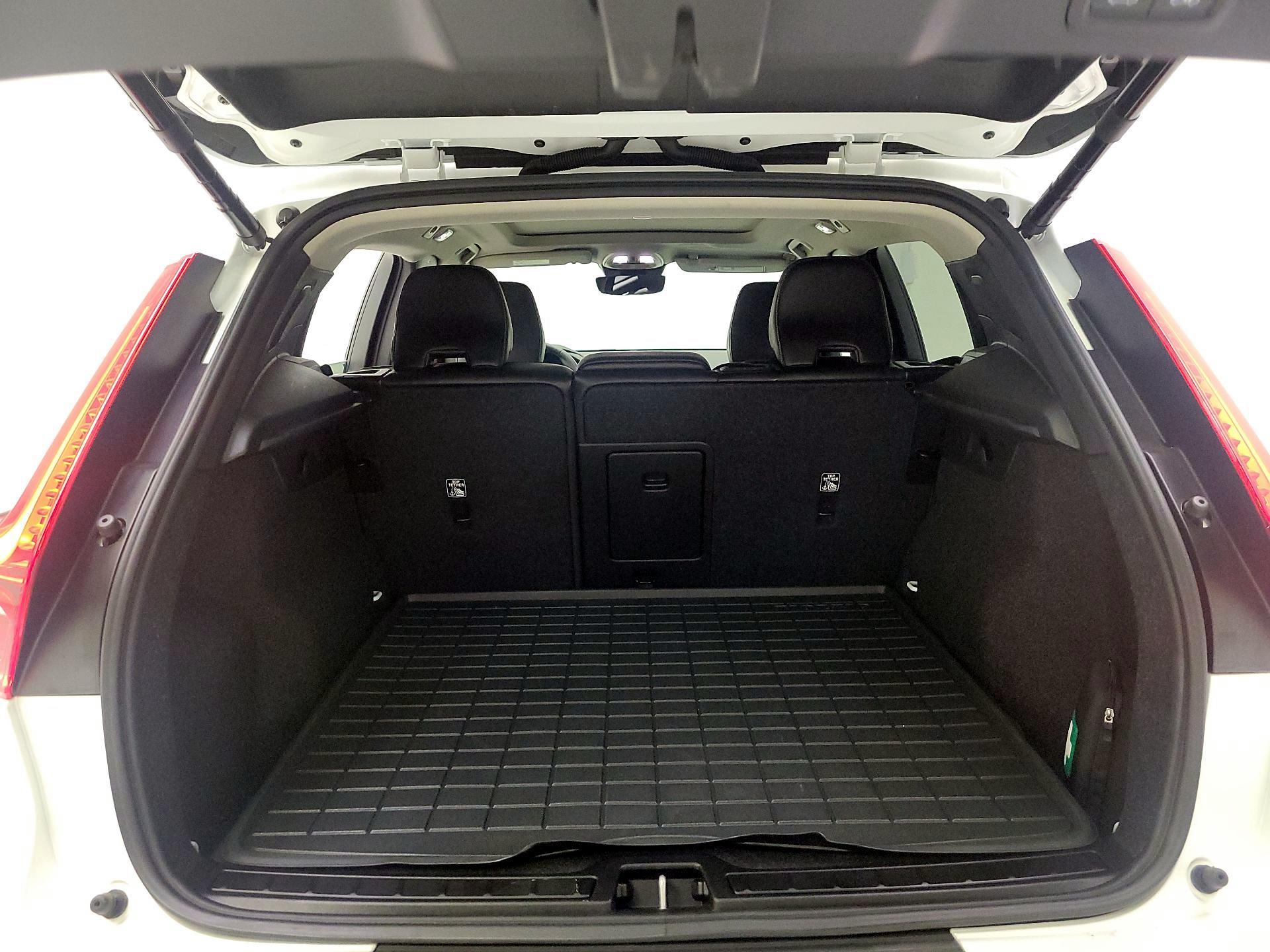 Thumbnail: 2024 Volvo XC40 - 18