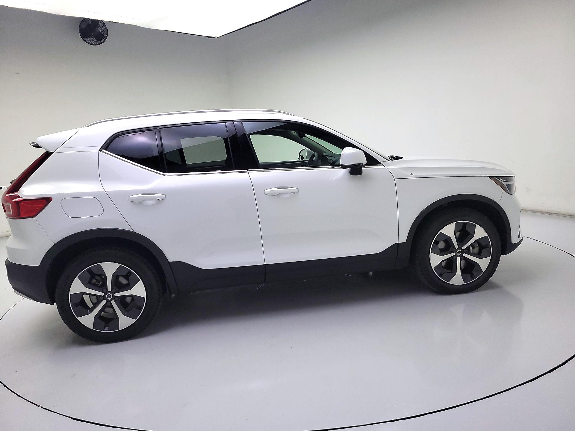 Thumbnail: 2024 Volvo XC40 - 4
