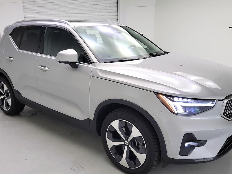 2023 Volvo XC40 B4 Plus Bright Theme